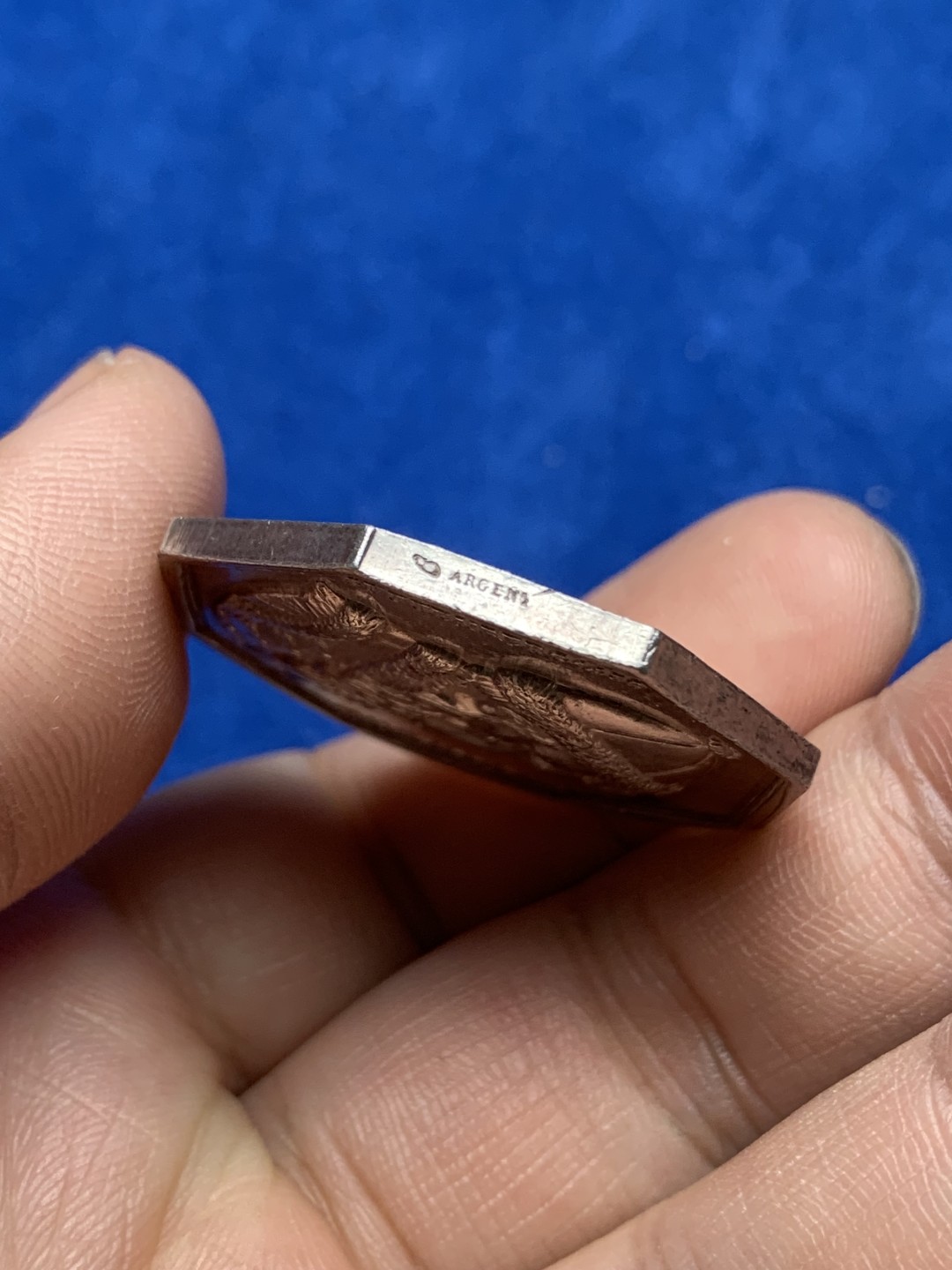 《竞宝斋》第157场-法国八角与章 专场！周日，周一，周四 3场 (全场包邮) 法国八角银质代币，保罗杜邦书店，头像分别是德国的古滕堡与塞内费尔德，两人分别发明活字和光刻印刷术，19.82g，34.8mm，丰饶角边铭