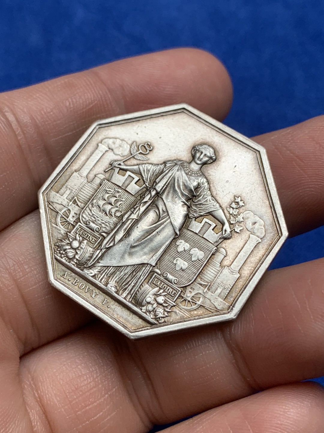 《竞宝斋》第157场-法国八角与章 专场！周日，周一，周四 3场 (全场包邮) 法国八角银质代币，巴黎到奥尔良铁路通航，手持双蛇权杖的女神两边分别代表两个城市的纹章，其后是轰隆的火车，脚下是代表丰收的丰饶角，要致富，先修路，21.31g，36.5mm，少见船首边铭（1842-1845），瑞士名家Bovy作品