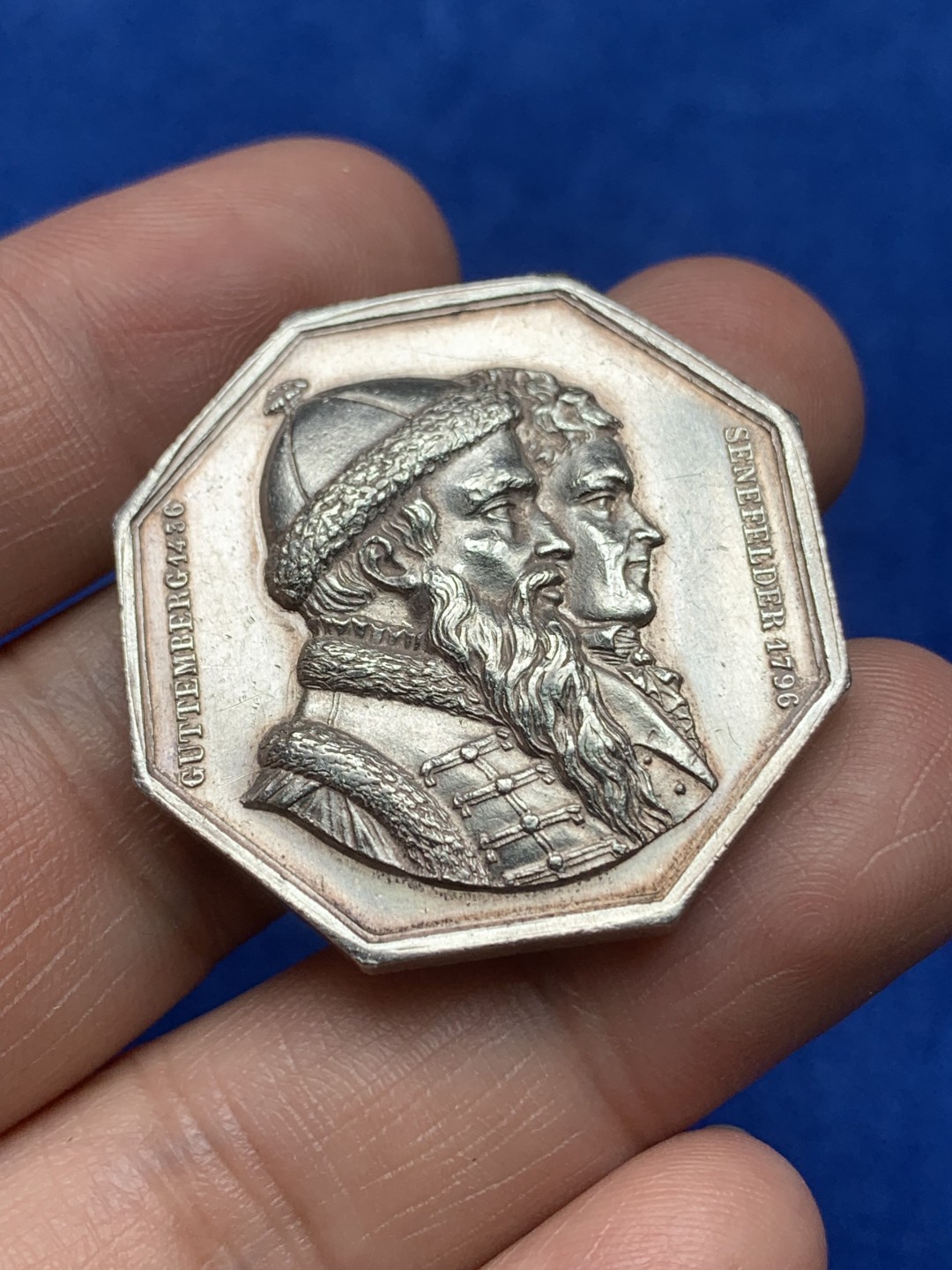 《竞宝斋》第157场-法国八角与章 专场！周日，周一，周四 3场 (全场包邮) 法国八角银质代币，保罗杜邦书店，头像分别是德国的古滕堡与塞内费尔德，两人分别发明活字和光刻印刷术，19.82g，34.8mm，丰饶角边铭