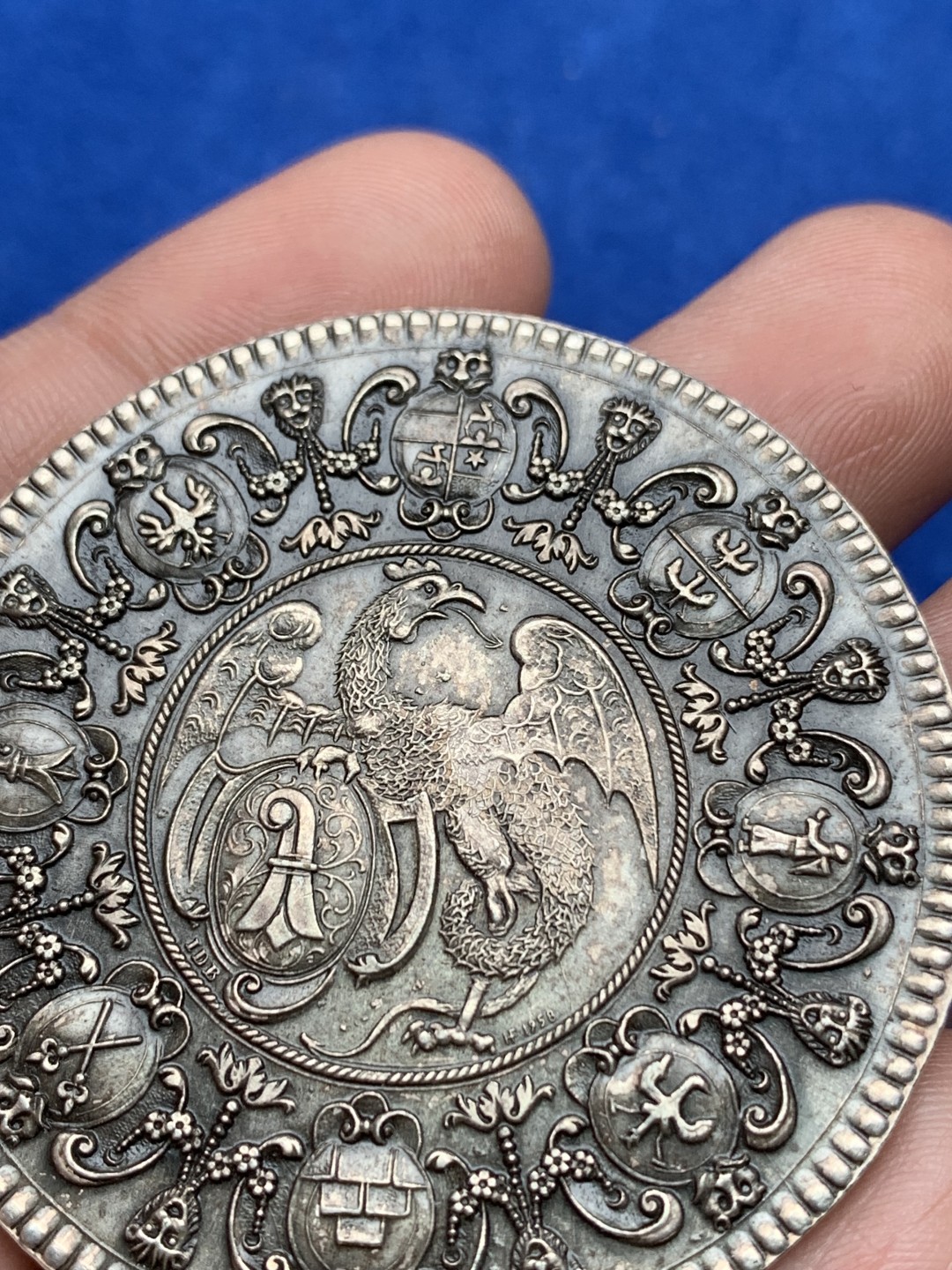 《竞宝斋》第157场-法国八角与章 专场！周日，周一，周四 3场 (全场包邮) 瑞士巴塞尔城市景观银章，珠状圆圈内港口有七艘船，背面带巴塞尔手臂的有翼龙，位于各种盾牌的中心圆内，38.16g，52mm，925银 1958铸造