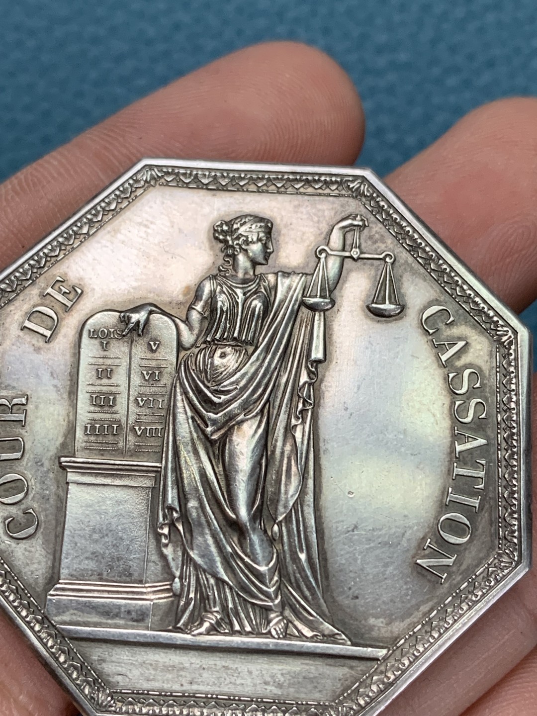 《竞宝斋》第157场-法国八角与章 专场！周日，周一，周四 3场 (全场包邮) 法国八角银质代币，1835年最高法院，左手持天平，右手指法律的忒弥斯，66.91g，46.5mm，丰饶角边铭，泰坦八角，老包浆 （大力神仅作参考）