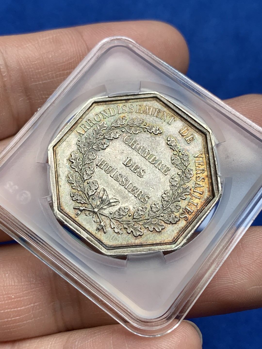 《竞宝斋》第157场-法国八角与章 专场！周日，周一，周四 3场 (全场包邮) 法国八角银质代币，1825年凡尔赛宫法警法庭，14.36g，31.2mm，蜜蜂边铭，正面是来自共济会的灵感，光芒四射的万能之眼下的一只卧狮、墨丘利的双蛇权杖和法典，少见非常漂亮的设计