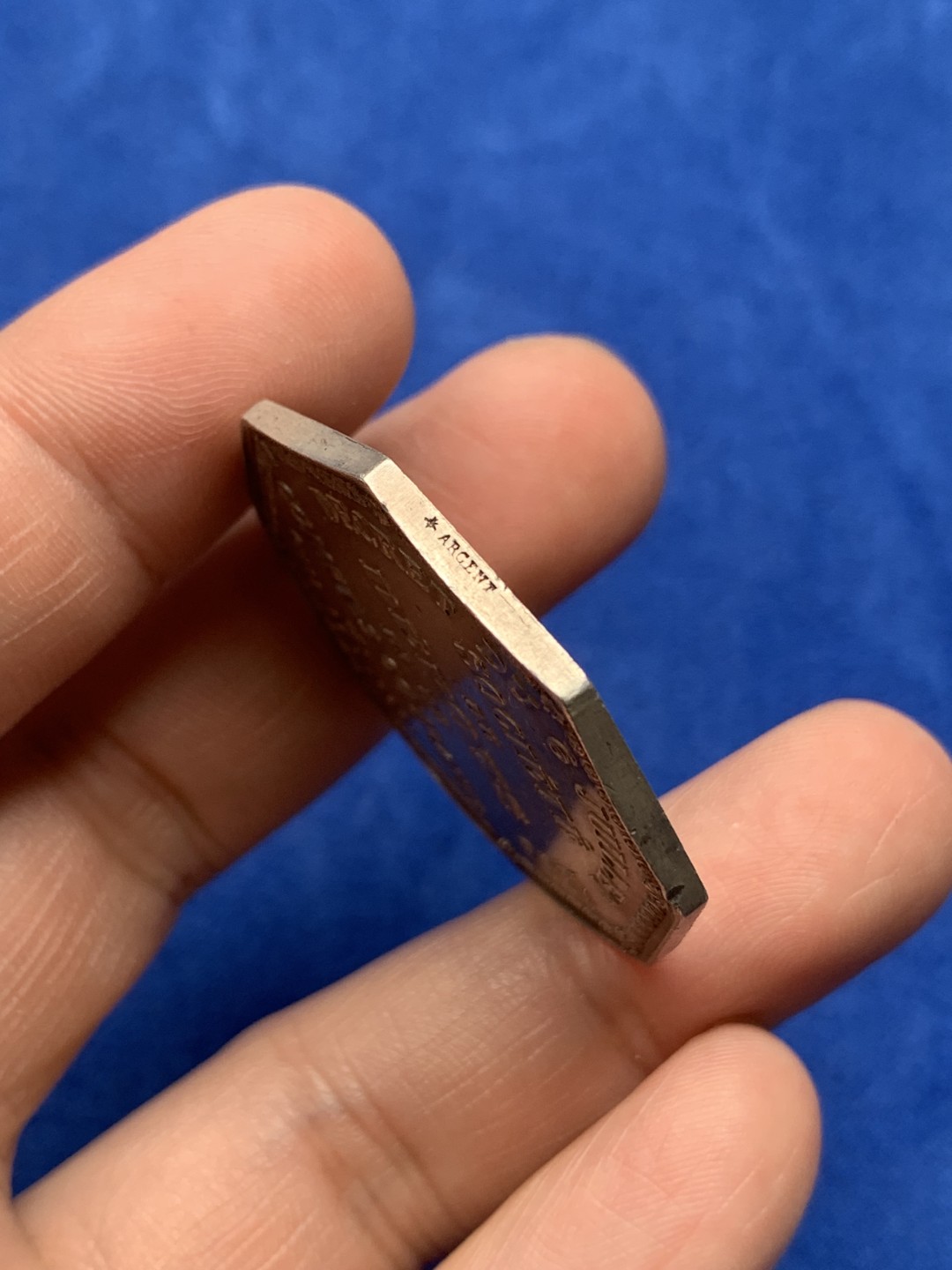 《竞宝斋》第157场-法国八角与章 专场！周日，周一，周四 3场 (全场包邮) 法国八角银质代币，法国信用储蓄银行，正面是公司大楼处巴黎歌剧院，23.25g，37.7mm，蜜蜂边铭，黄油光