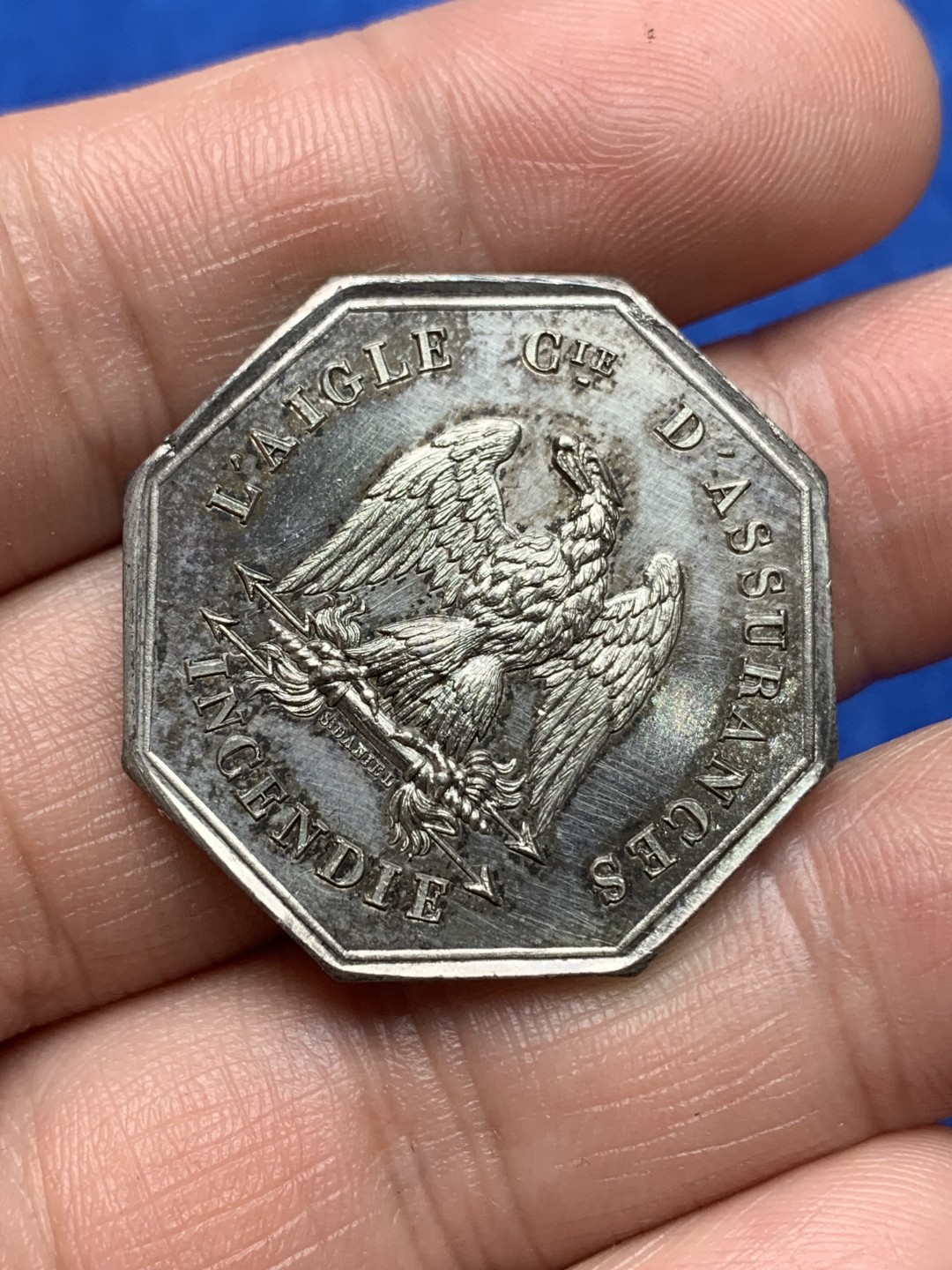 《竞宝斋》第157场-法国八角与章 专场！周日，周一，周四 3场 (全场包邮) 法国八角银质代币，雄鹰保险，羽毛细节非常好，原光带初铸纹，12.05g，31mm，手指边铭，少见版本