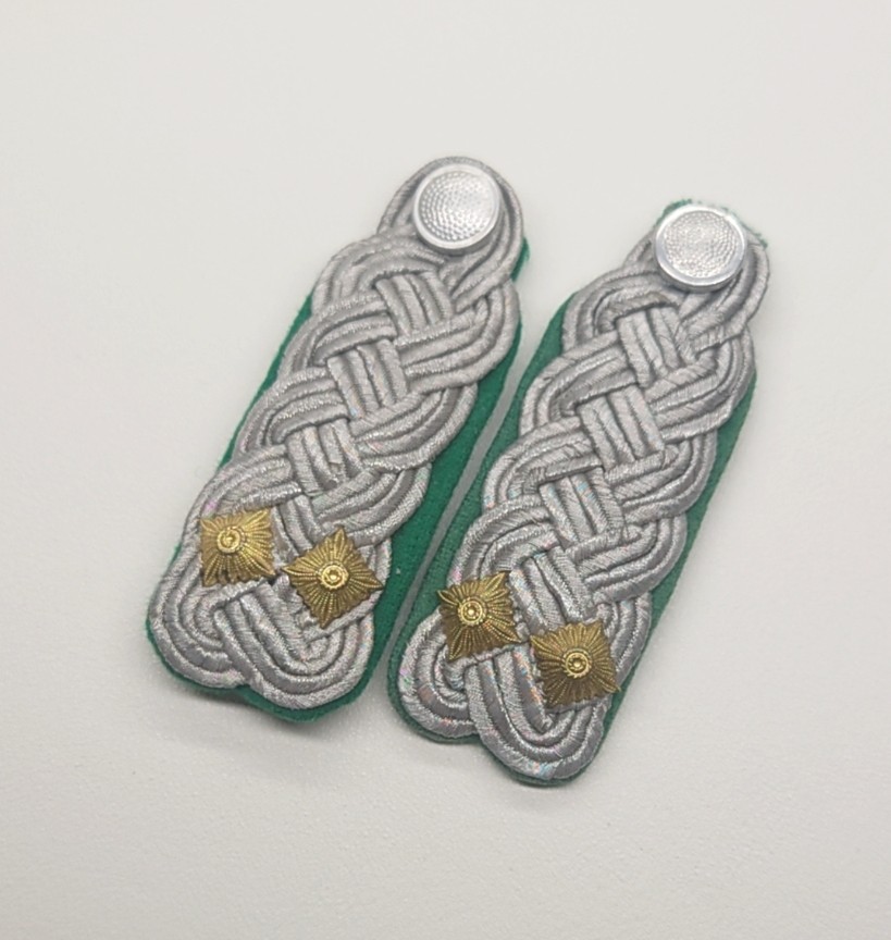 交易所2023-4-22群拍 东德肩章一副