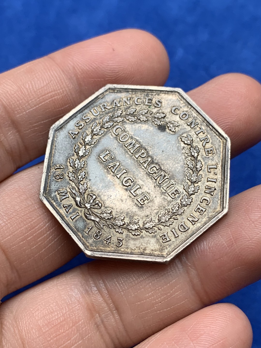 《竞宝斋》第157场-法国八角与章 专场！周日，周一，周四 3场 (全场包邮) 法国八角银质代币，雄鹰保险，引用拿破仑徽章的老鹰，21.49g，36.4mm，丰饶角边铭