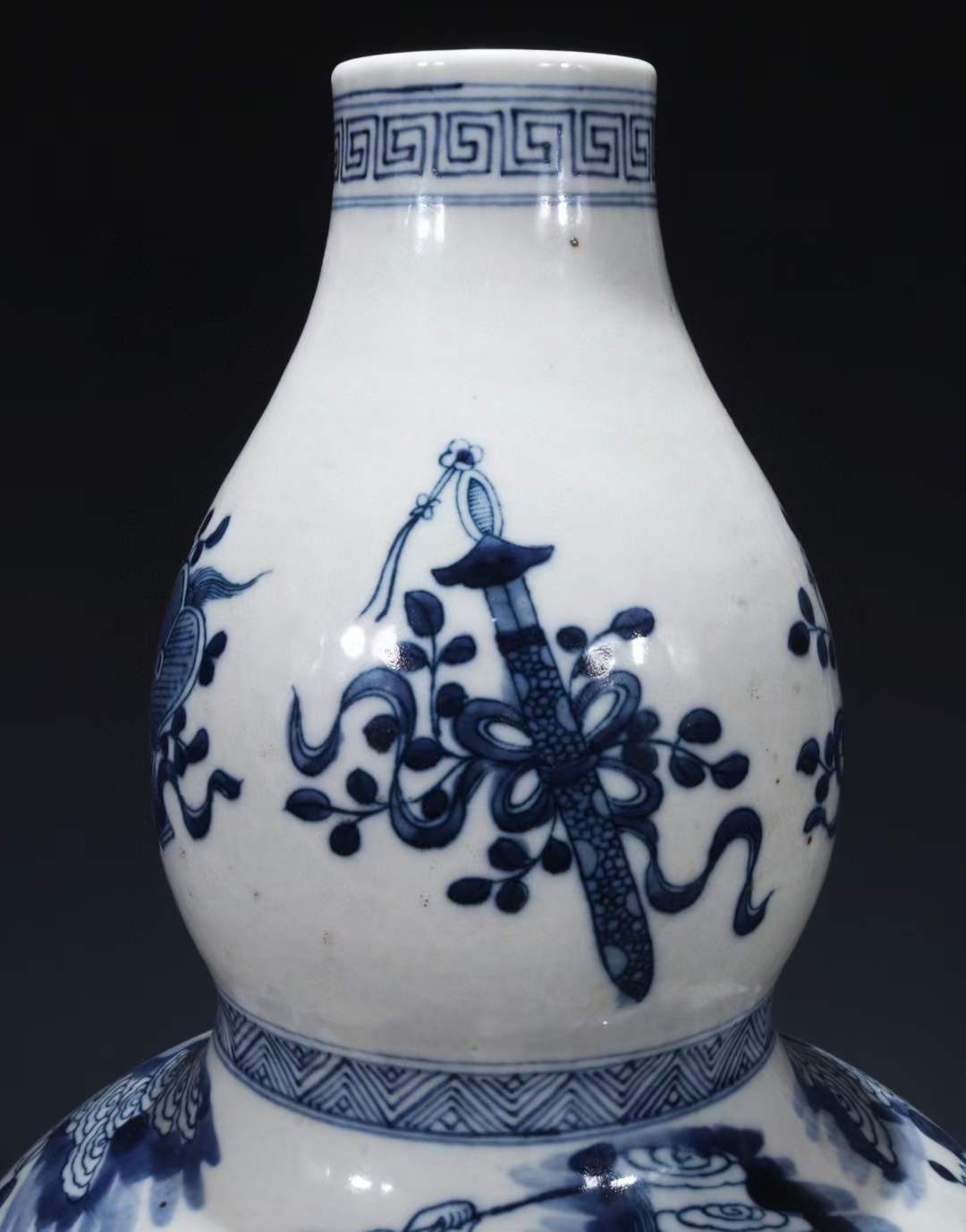 旧藏 识款【康熙年制】青花八仙托八宝纹葫芦瓶