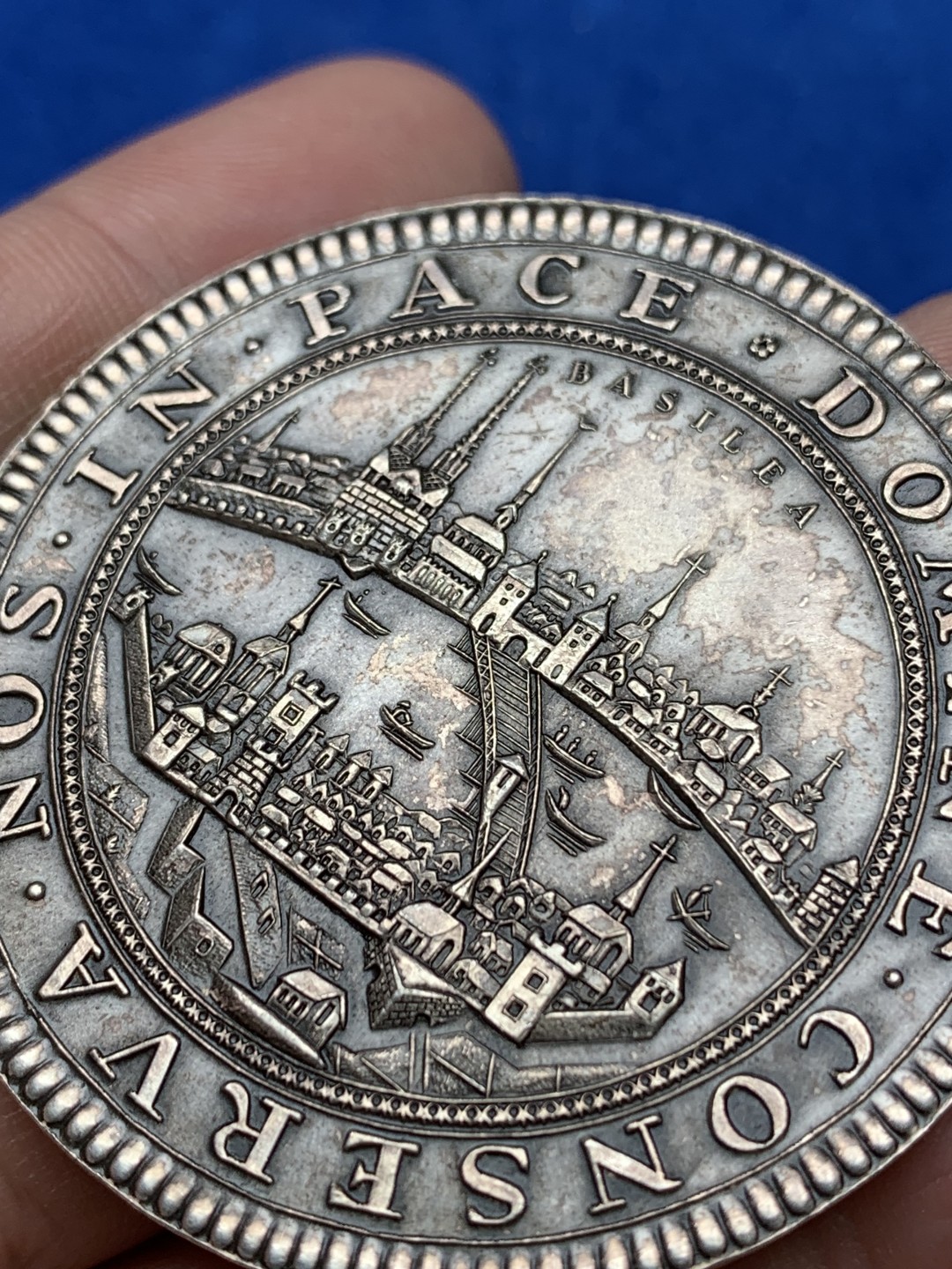 《竞宝斋》第157场-法国八角与章 专场！周日，周一，周四 3场 (全场包邮) 瑞士巴塞尔城市景观银章，珠状圆圈内港口有七艘船，背面带巴塞尔手臂的有翼龙，位于各种盾牌的中心圆内，38.16g，52mm，925银 1958铸造