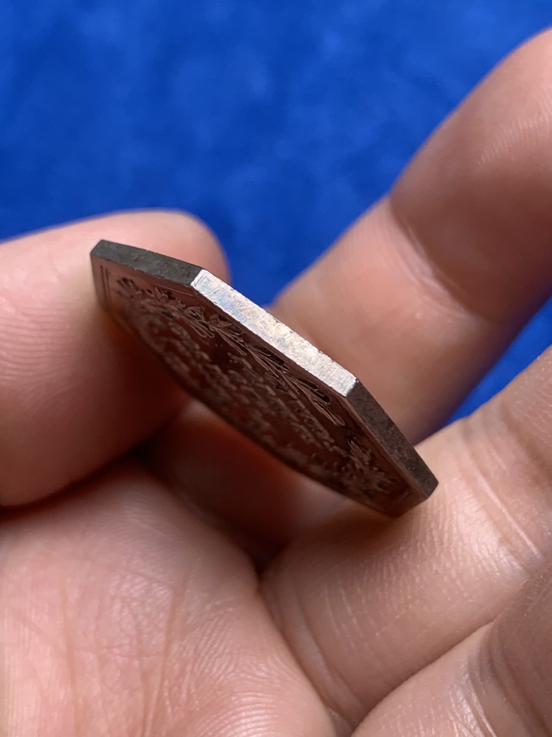 《竞宝斋》第157场-法国八角与章 专场！周日，周一，周四 3场 (全场包邮) 法国八角银质代币，科尔玛市政厅，12.8g，30.4mm，1832之前无边铭，金色包浆，正面的瓜果蔬菜和魔法棒保存完好