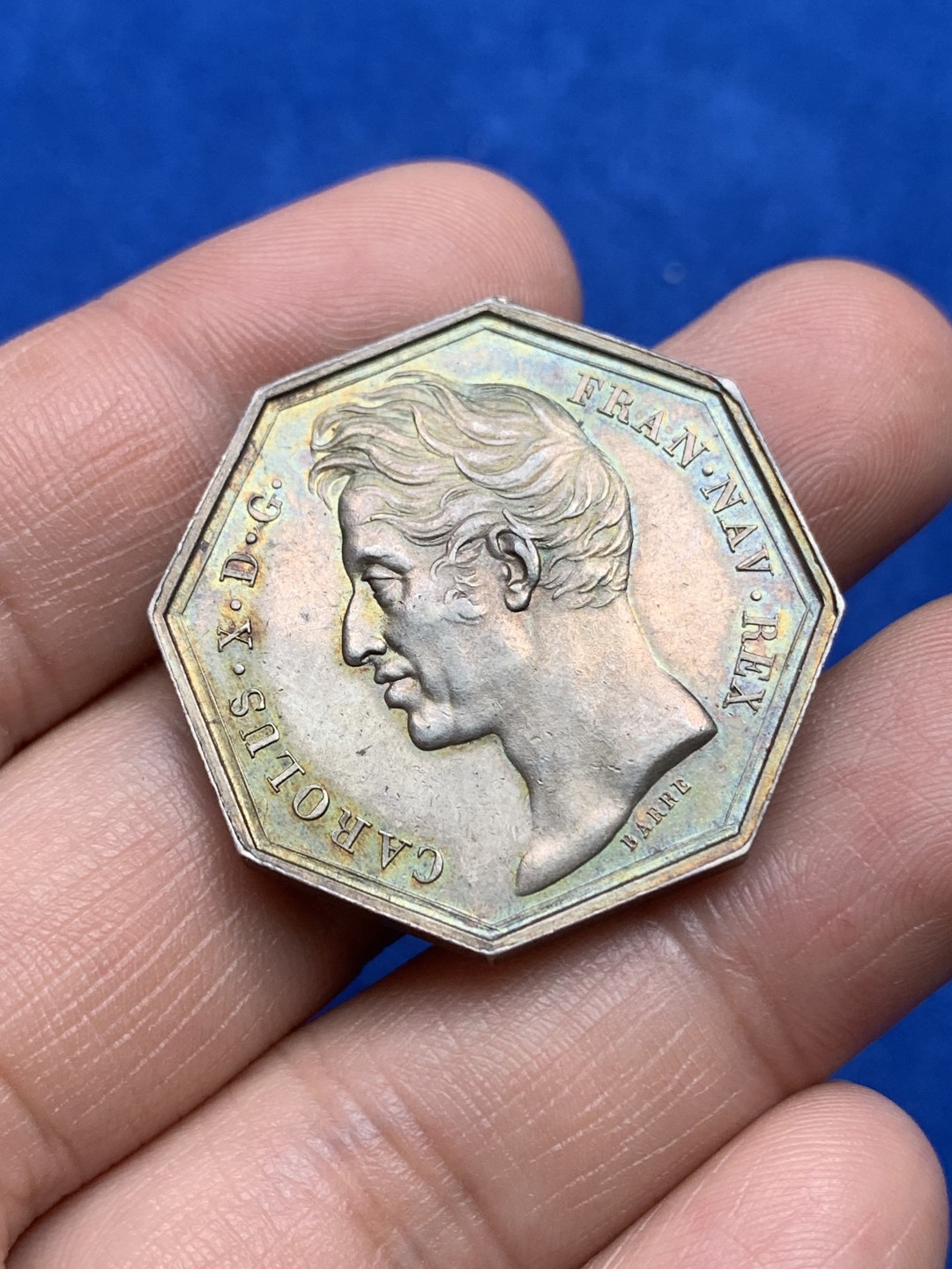 《竞宝斋》第157场-法国八角与章 专场！周日，周一，周四 3场 (全场包邮) 法国八角银质代币，1825年鲁昂地区人民，16.57g，32.7mm，早期无边铭，左脚扛旗羊，金色包浆