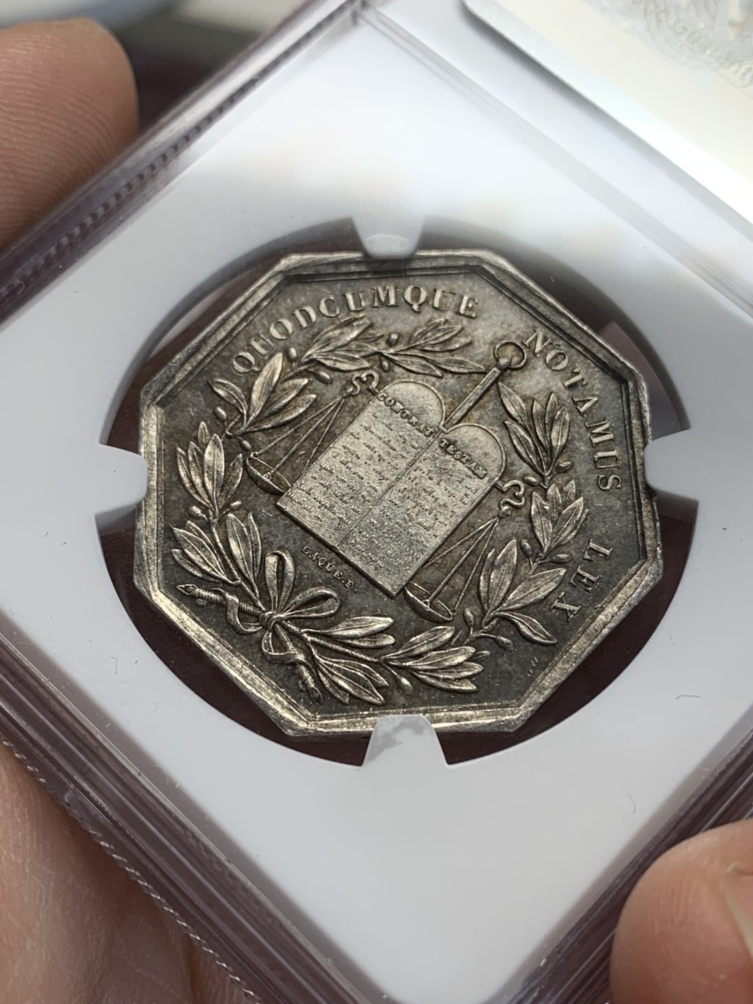 《竞宝斋》第157场-法国八角与章 专场！周日，周一，周四 3场 (全场包邮) NGC-MS64 法国八角银质代币 阿比维尔地区公证人，蜜蜂边铭，手上经脉栩栩如生，少见的光芒穿过云层版