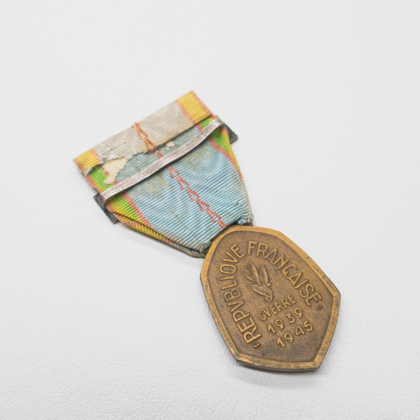 交易所2023-4-22群拍 法国二战奖章，“法国”条，铜质