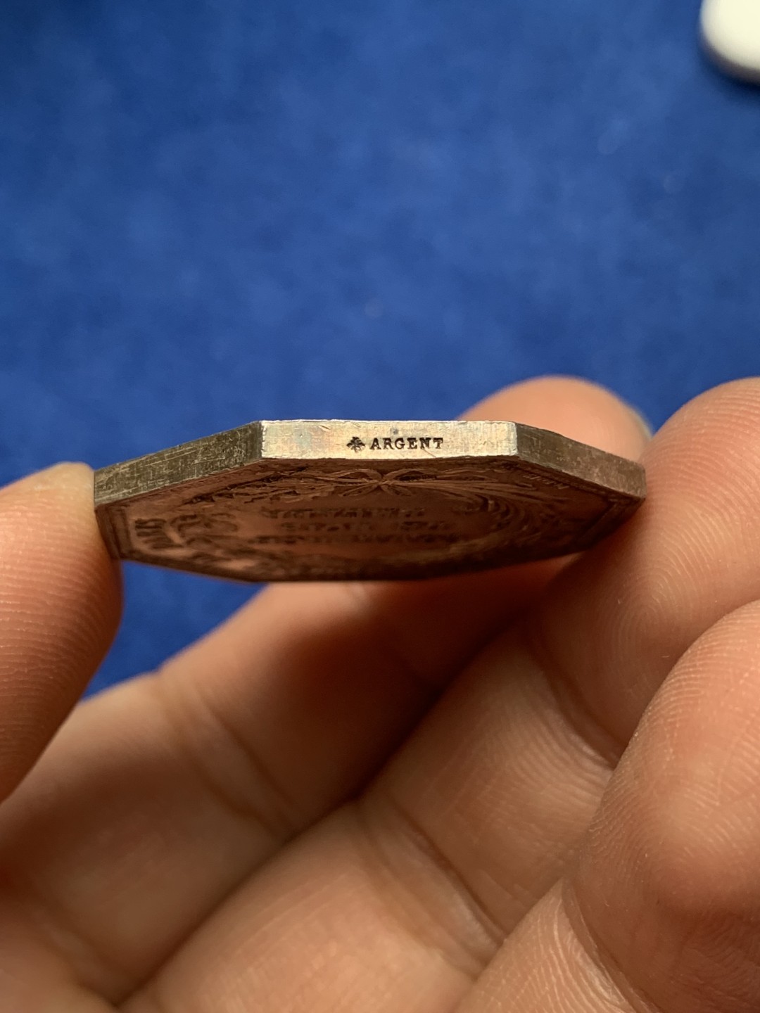 《竞宝斋》第157场-法国八角与章 专场！周日，周一，周四 3场 (全场包邮) 法国 八角银质代币 浮木运输，16.07g，33mm，蜜蜂边铭，正面是浮木运输的发明者让·鲁韦，背面由芦苇和橡树编织成的花环。延续早期的贵族花边，金色黄油彩，边道棱角分明