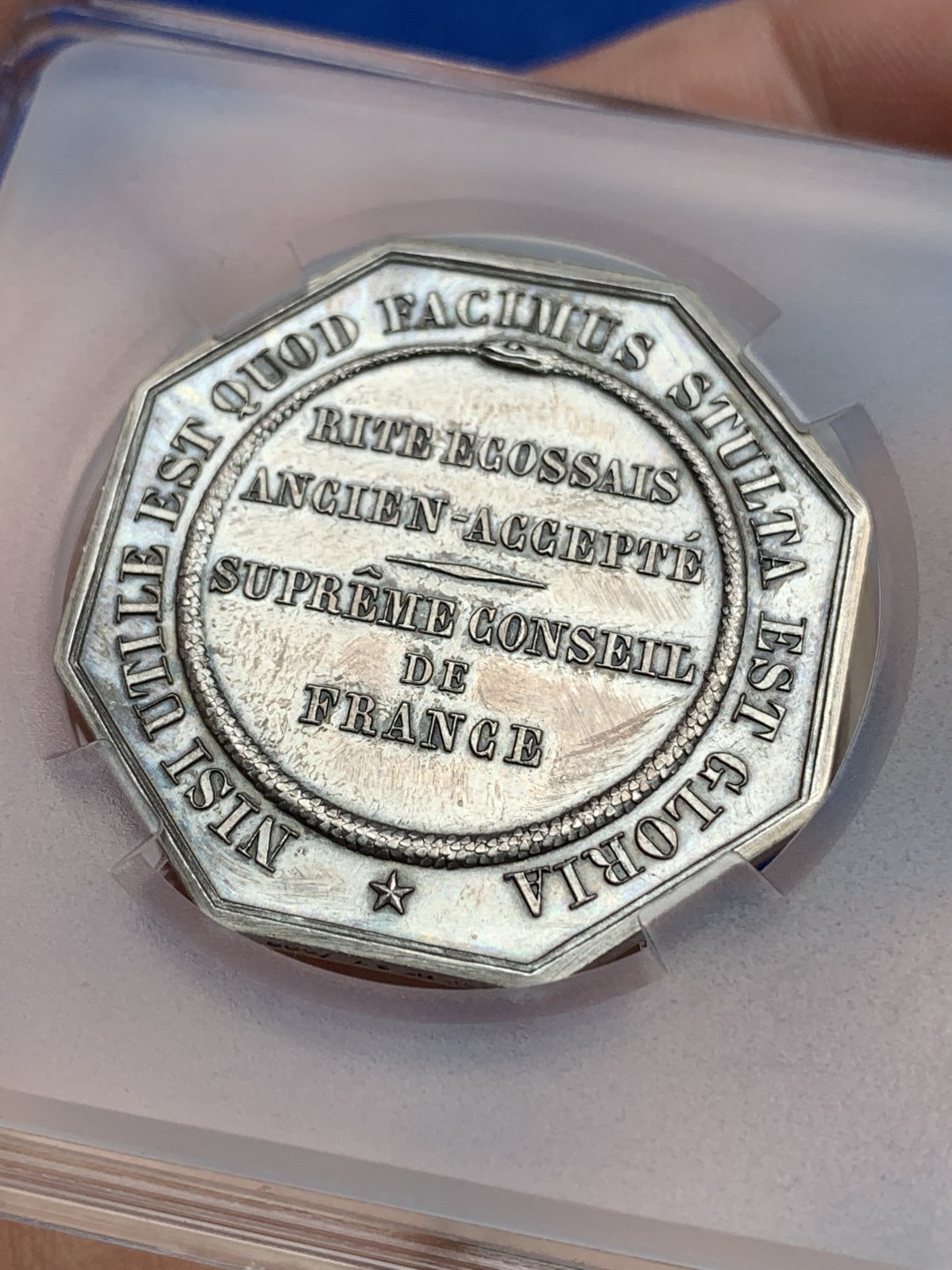 《竞宝斋》第157场-法国八角与章 专场！周日，周一，周四 3场 (全场包邮) 法国八角银质代币，共济会互助协会，20.92g，34.6mm，丰饶角带500枚编号