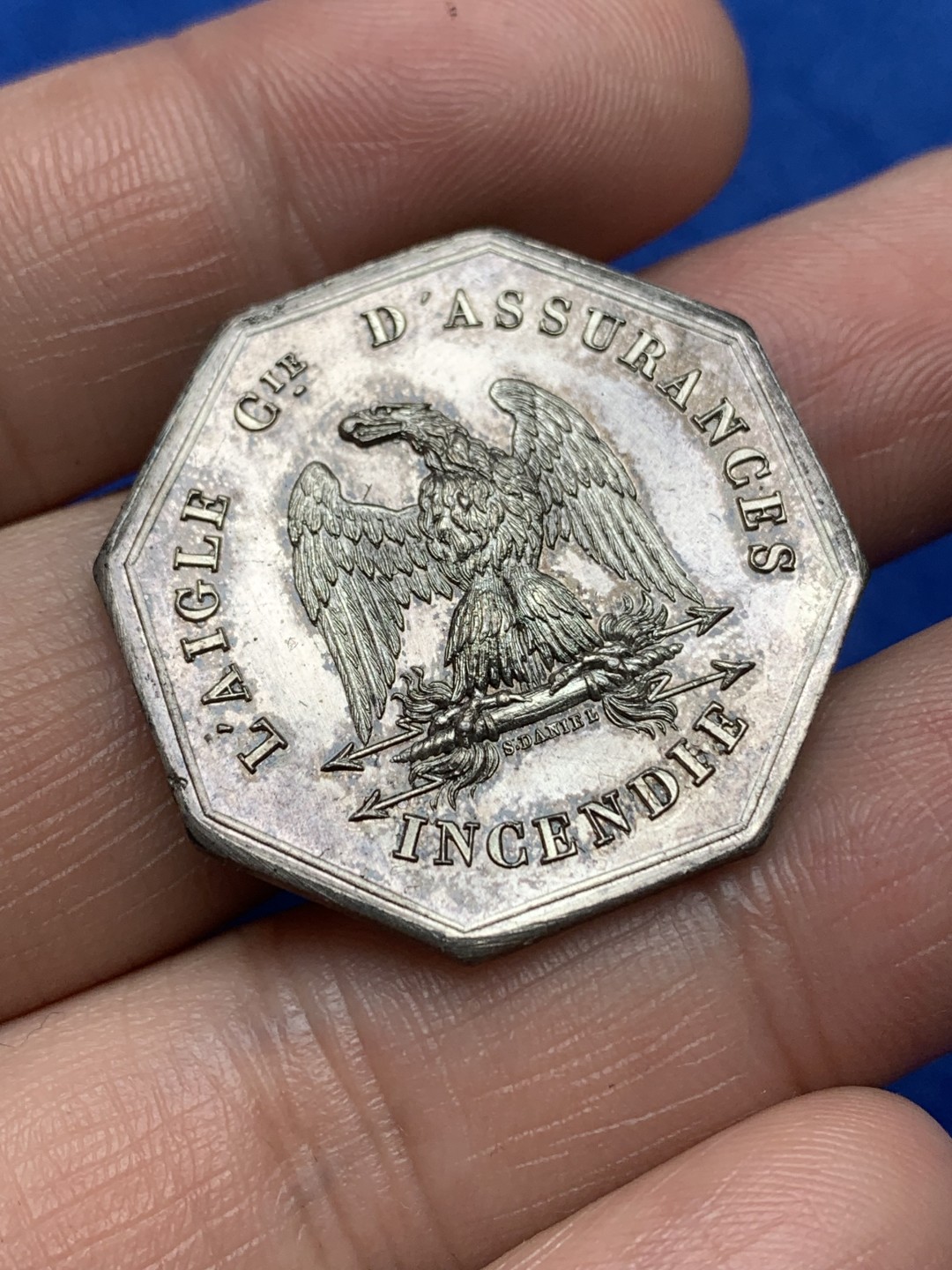 《竞宝斋》第157场-法国八角与章 专场！周日，周一，周四 3场 (全场包邮) 法国八角银质代币，雄鹰保险，羽毛细节非常好，原光带初铸纹，12.05g，31mm，手指边铭，少见版本