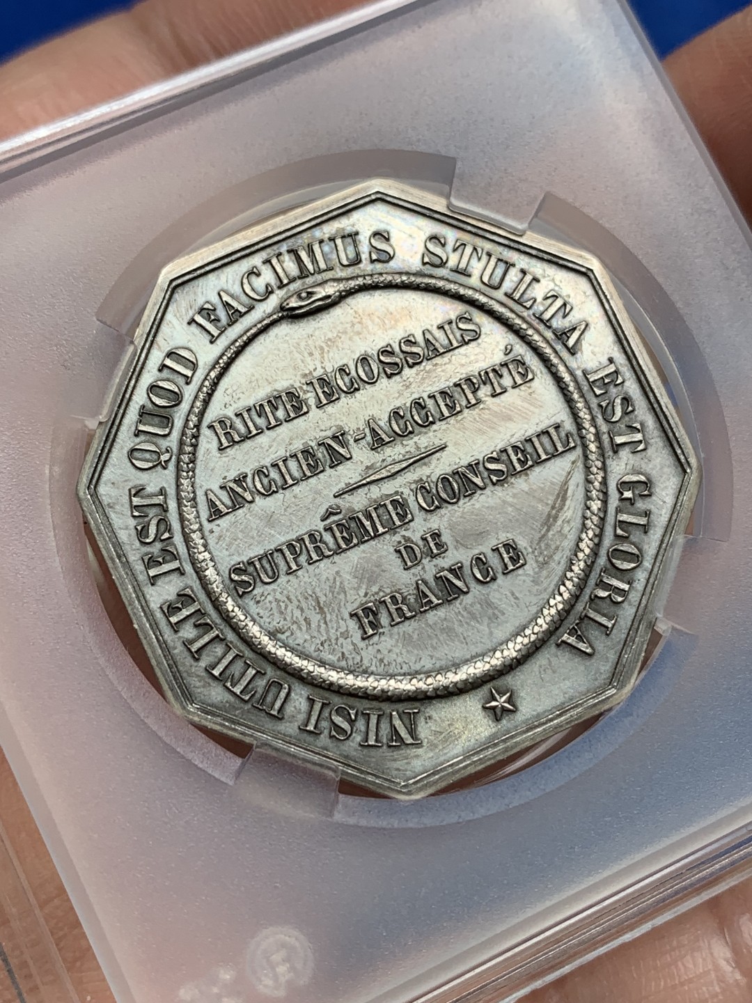 《竞宝斋》第157场-法国八角与章 专场！周日，周一，周四 3场 (全场包邮) 法国八角银质代币，共济会互助协会，20.92g，34.6mm，丰饶角带500枚编号