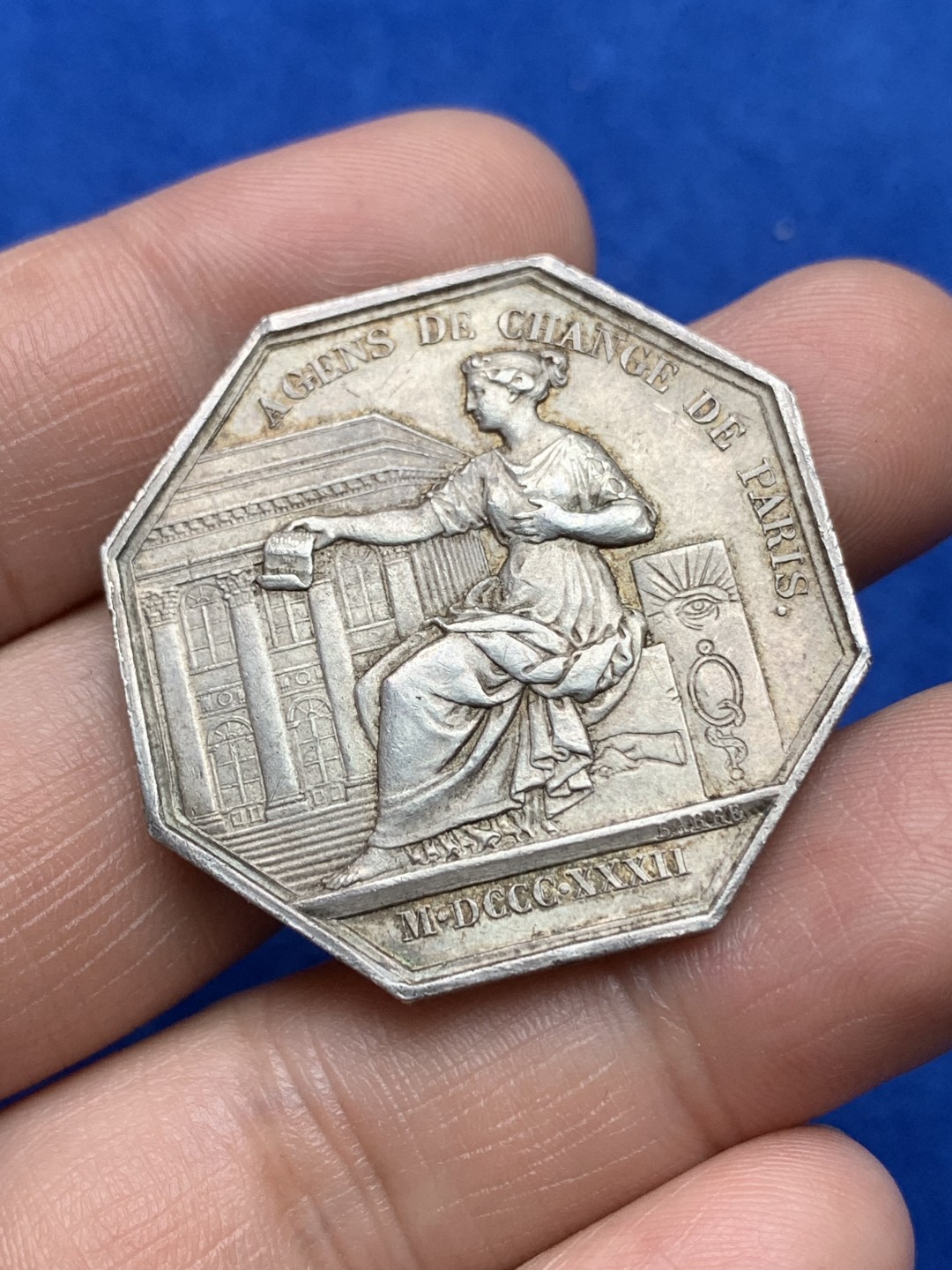 《竞宝斋》第157场-法国八角与章 专场！周日，周一，周四 3场 (全场包邮) 法国八角银质代币，巴黎证交所，审慎之神普鲁登斯坐于证交所建筑之前，19.58g，36.3mm，油灯边铭，12点方向有过挂件痕迹