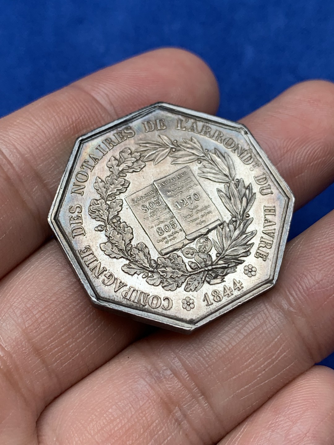 《竞宝斋》第157场-法国八角与章 专场！周日，周一，周四 3场 (全场包邮) 法国八角银质代币，勒阿弗尔地区公证人，正面分别是圣路易斯和查理大帝，高浮雕，18.97g，33.8mm，蜜蜂边铭，老包浆好味道