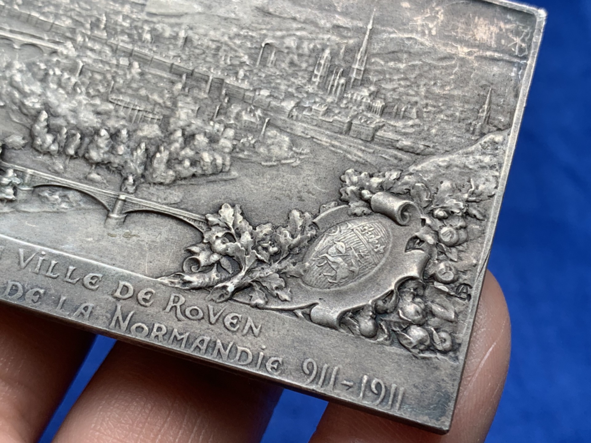 《竞宝斋》第157场-法国八角与章 专场！周日，周一，周四 3场 (全场包邮) 法国方形镀银铜章，1911年诺曼底公国基金会，纪念建国千年，第一代诺曼底公爵罗伦，背面城市景观，85.07g，48.3*70.3mm