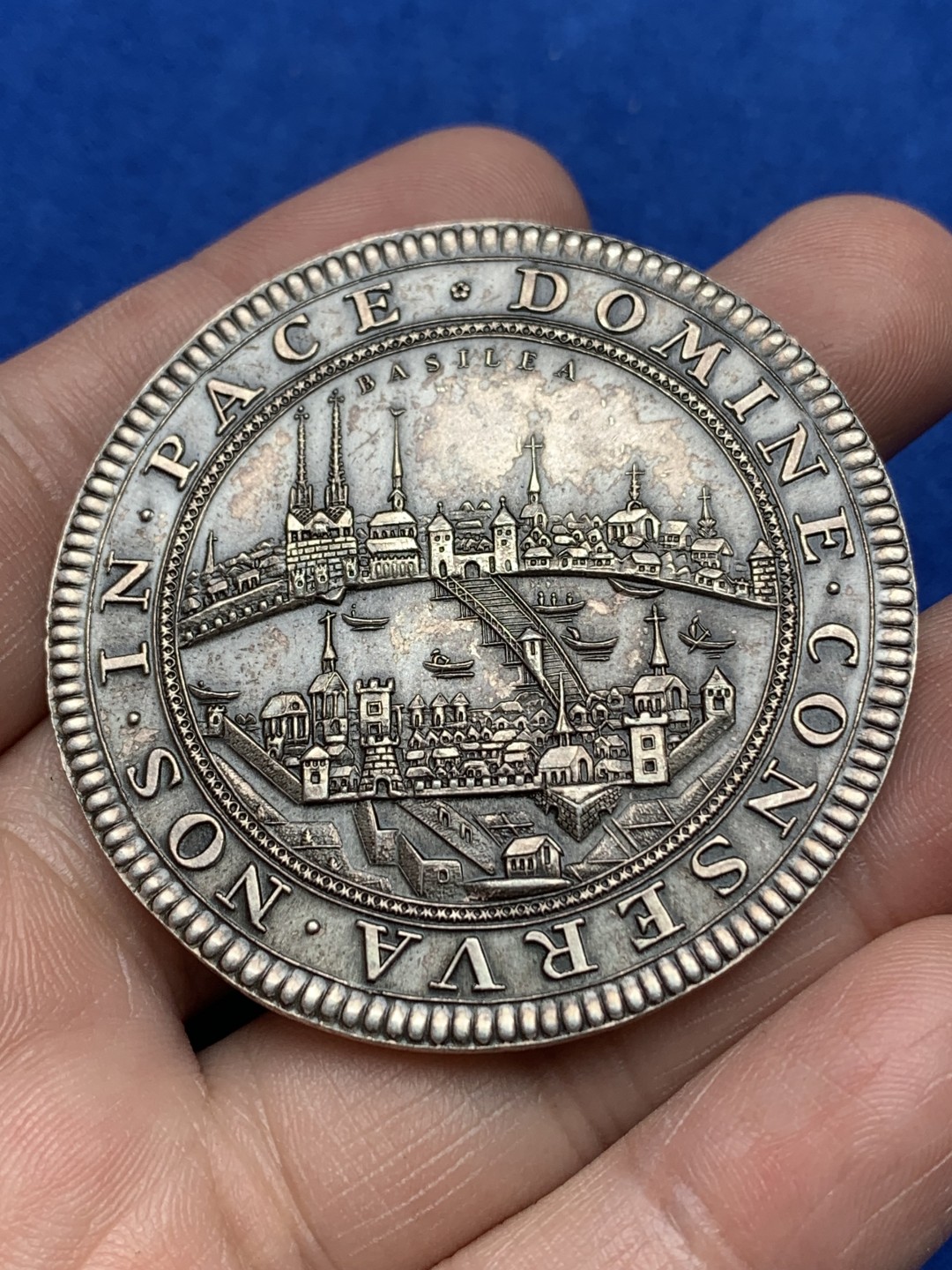 《竞宝斋》第157场-法国八角与章 专场！周日，周一，周四 3场 (全场包邮) 瑞士巴塞尔城市景观银章，珠状圆圈内港口有七艘船，背面带巴塞尔手臂的有翼龙，位于各种盾牌的中心圆内，38.16g，52mm，925银 1958铸造