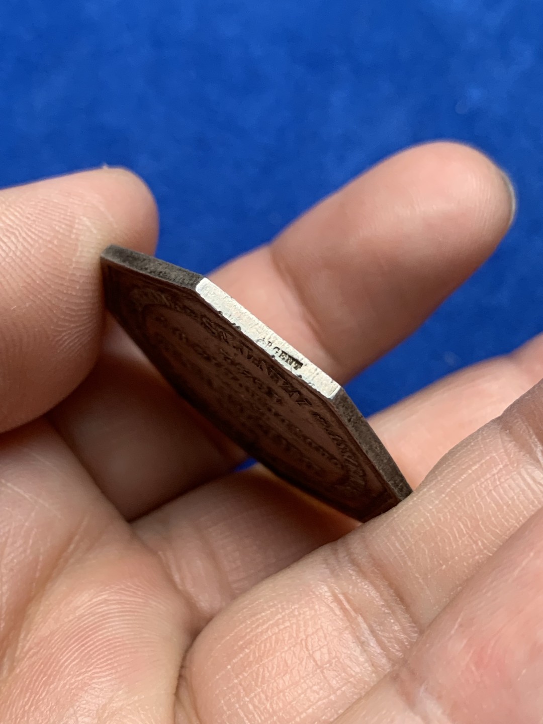 《竞宝斋》第157场-法国八角与章 专场！周日，周一，周四 3场 (全场包邮) 法国八角银质代币，布列塔尼保险公司，狗背圈圈，13.33g，34.5mm，手指边铭