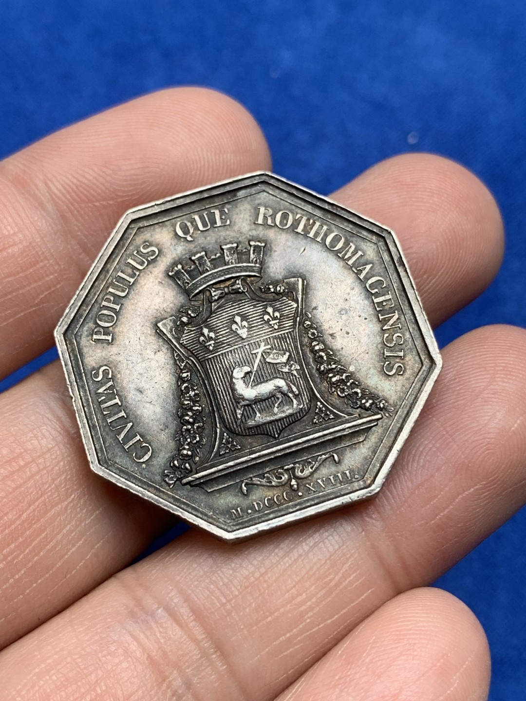 《竞宝斋》第157场-法国八角与章 专场！周日，周一，周四 3场 (全场包邮) 法国八角银质代币，1818年鲁昂地区人民，18.16g，32.6mm，早期无边铭，左脚扛旗，老包浆