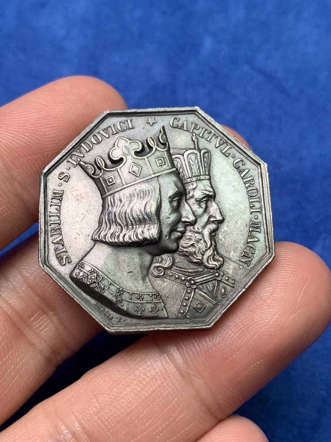 《竞宝斋》第157场-法国八角与章 专场！周日，周一，周四 3场 (全场包邮) 法国八角银质代币，勒阿弗尔地区公证人，正面分别是圣路易斯和查理大帝，高浮雕，18.97g，33.8mm，蜜蜂边铭，老包浆好味道