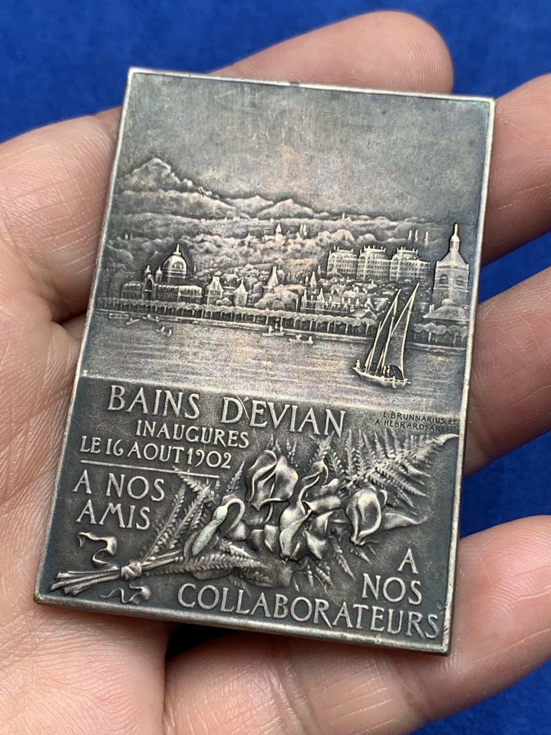 《竞宝斋》第157场-法国八角与章 专场！周日，周一，周四 3场 (全场包邮) 法国方形镀银铜章，1902年依云温泉落成典礼，66.25g，44.2*63.8mm，背面是从湖上看艾维昂市的景观