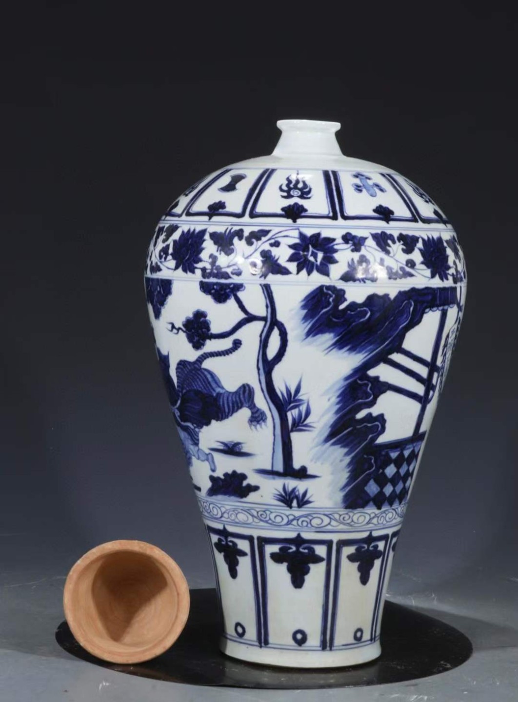 旧藏 元青花【武松打虎景阳冈】人物故事纹带盖梅瓶 旧藏 元青花【武松打虎景阳冈】人物故事纹带盖梅瓶