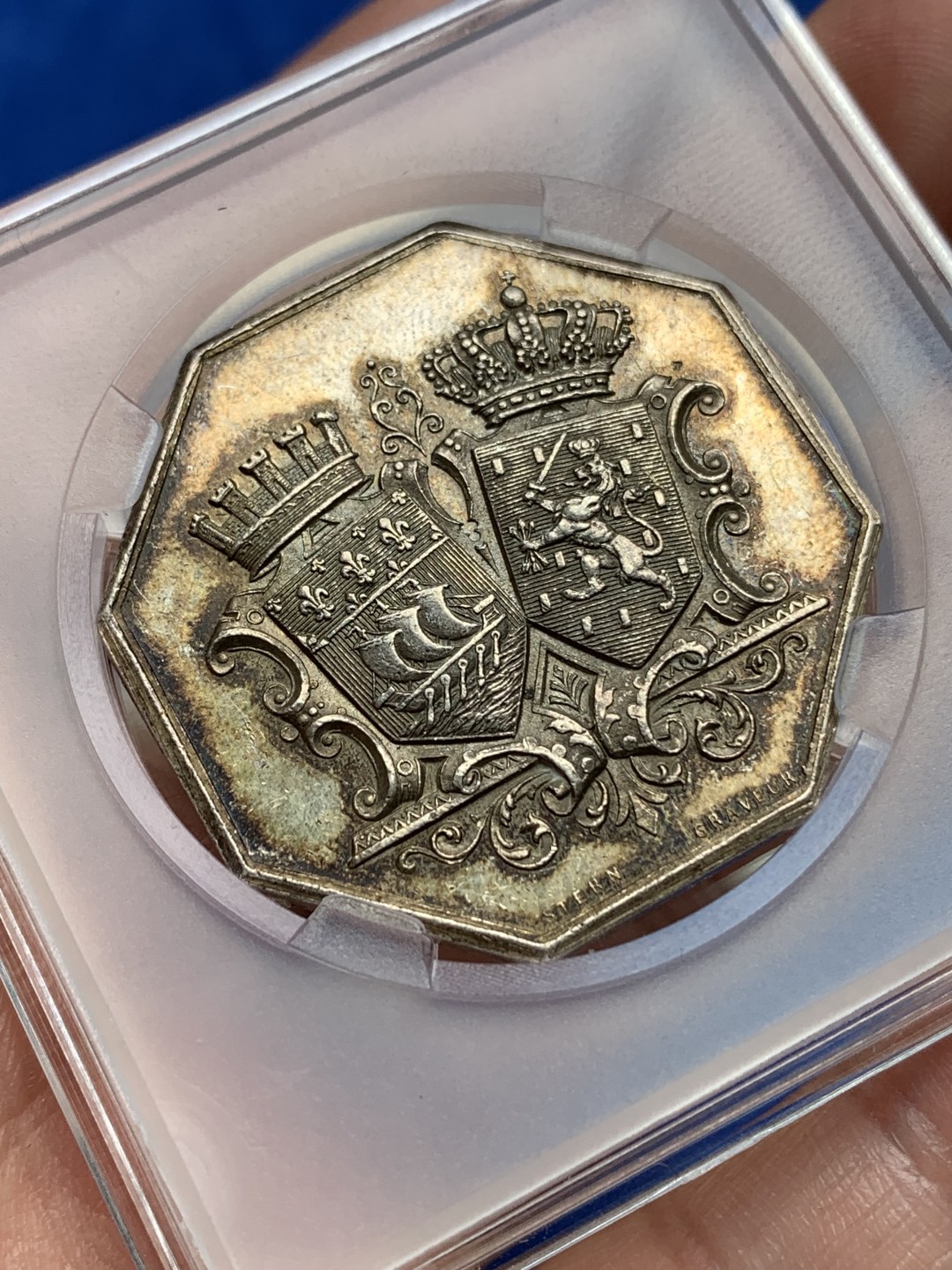 《竞宝斋》第157场-法国八角与章 专场！周日，周一，周四 3场 (全场包邮) 法国八角银质代币，21.09g，36.5mm，丰饶角边铭。巴黎与荷兰信贷银行，正面的左边是巴黎的巴黎的盾牌，右边是荷兰王国的狮子持剑盾牌，在荷兰2.5盾的银币上经常能看到这个狮子，这家银行1872年成立于巴黎，主要作为投资银行运营，今更名为BNP-Paribas。金色包浆映衬着盾徽非常漂亮