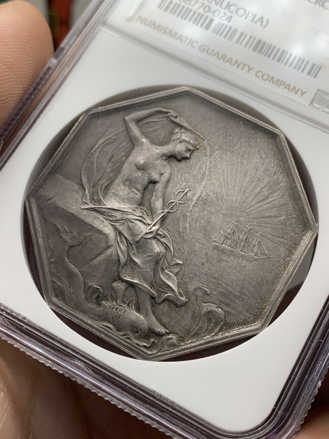 《竞宝斋》第157场-法国八角与章 专场！周日，周一，周四 3场 (全场包邮) NGC-MS62 法国八角银质代币，圣纳泽尔商会，名家奥斯卡 罗蒂作品，42mm，近39g超大规格，蒙着面纱的海仙女涅瑞德斯手持手杖，坐在海角上，俯瞰大海，脚下是其坐骑海豚，她是水手和渔民的保护神，保佑着过往的船只，状态很好