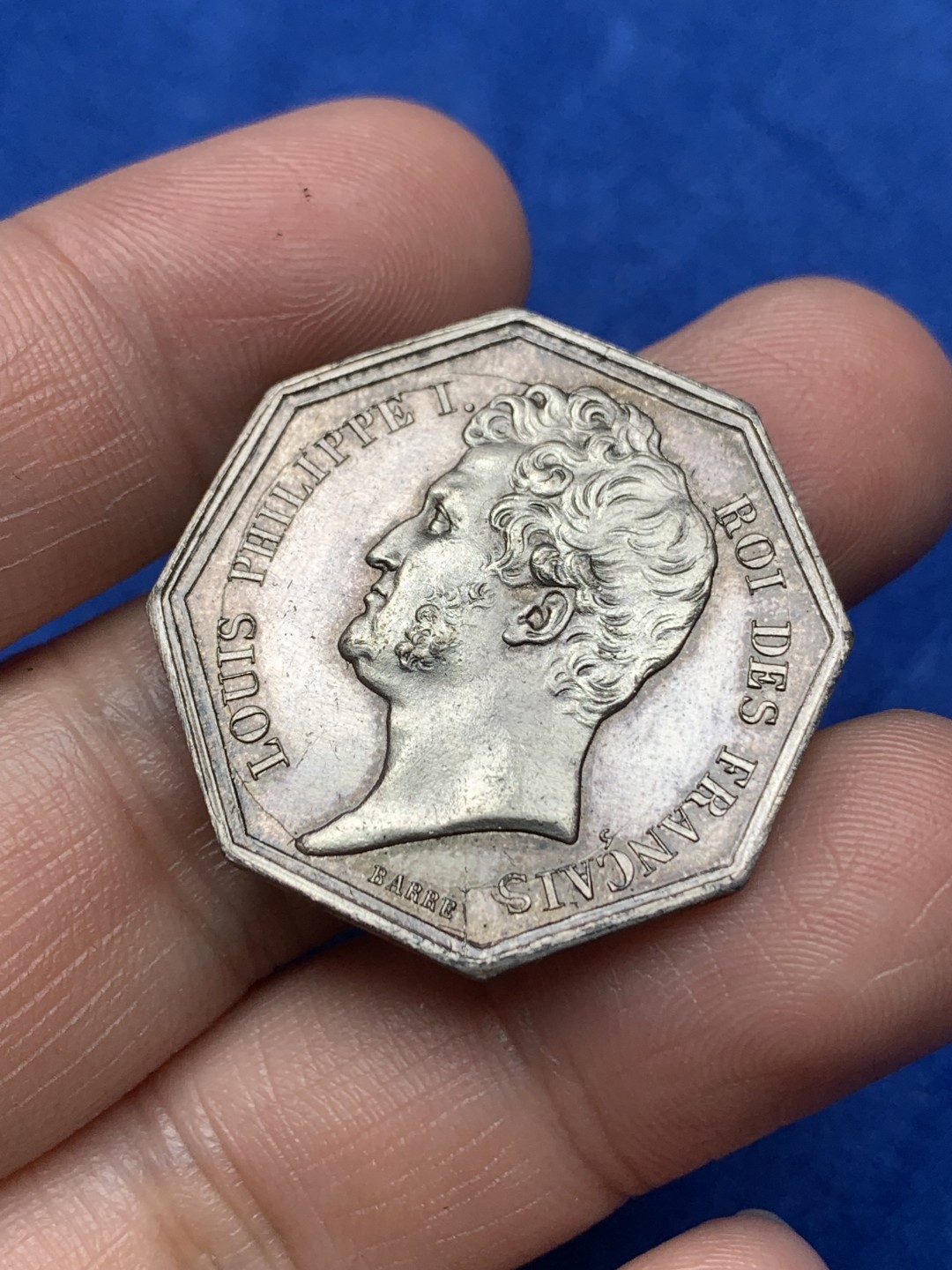 《竞宝斋》第157场-法国八角与章 专场！周日，周一，周四 3场 (全场包邮) 法国八角银质代币，雄鹰保险，羽毛细节非常好，原光带初铸纹，12.05g，31mm，手指边铭，少见版本