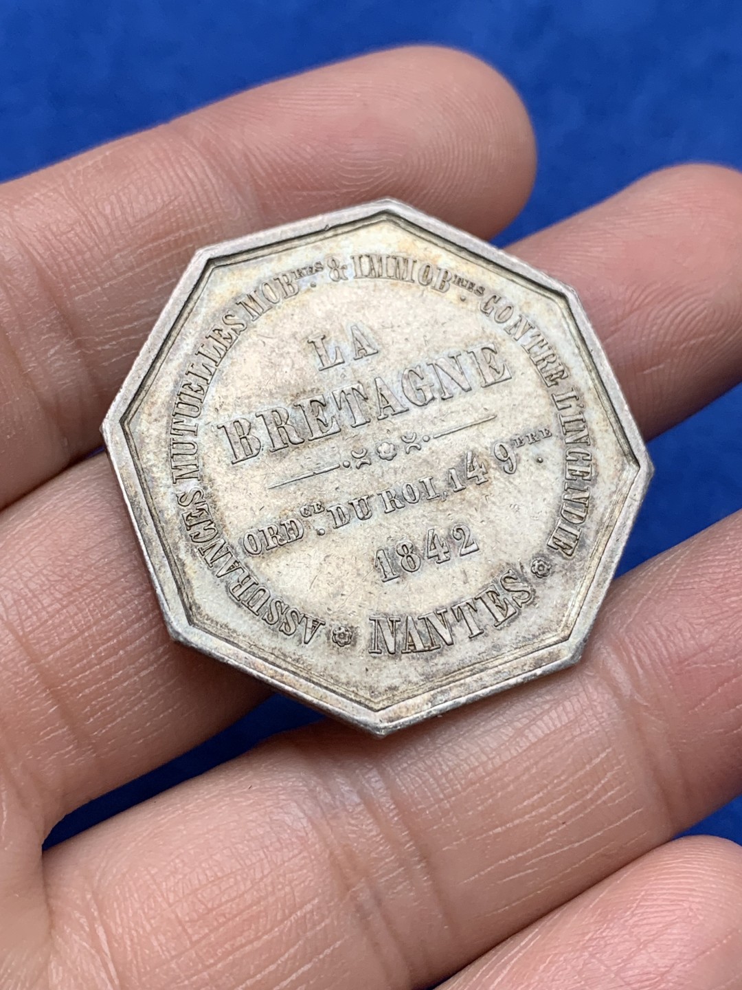 《竞宝斋》第157场-法国八角与章 专场！周日，周一，周四 3场 (全场包邮) 法国八角银质代币，布列塔尼保险公司，狗背圈圈，13.33g，34.5mm，手指边铭