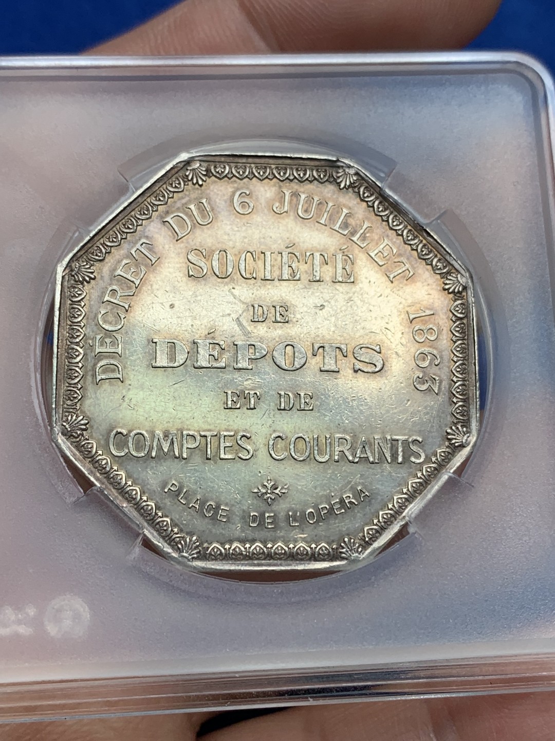 《竞宝斋》第157场-法国八角与章 专场！周日，周一，周四 3场 (全场包邮) 法国八角银质代币，法国信用储蓄银行，正面是公司大楼处巴黎歌剧院，23.25g，37.7mm，蜜蜂边铭，黄油光