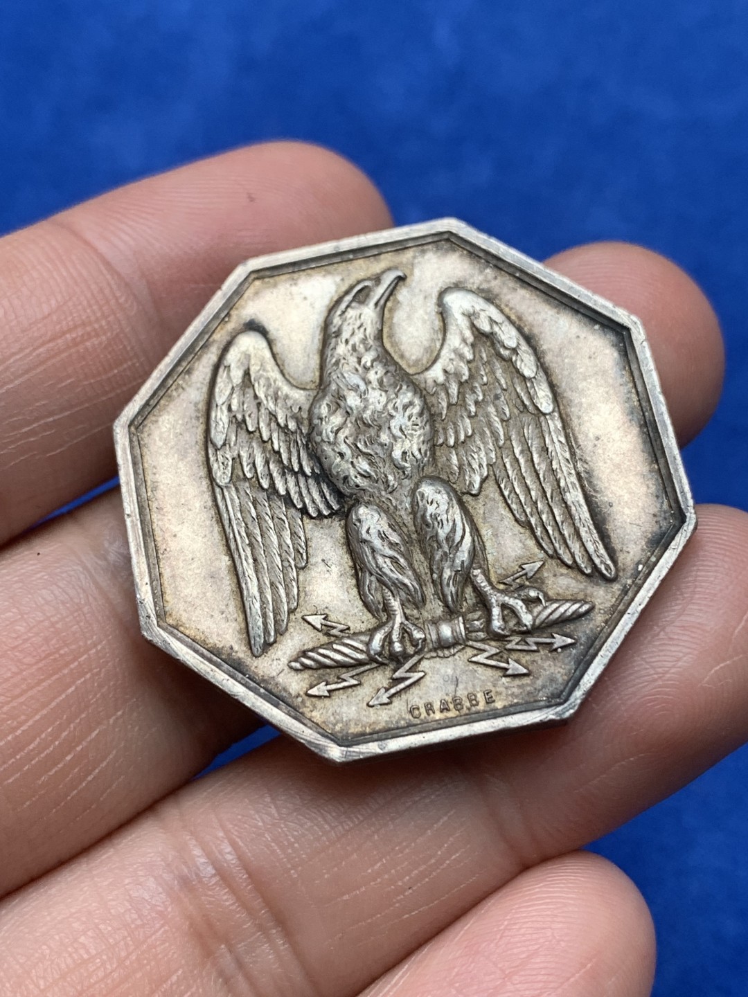 《竞宝斋》第157场-法国八角与章 专场！周日，周一，周四 3场 (全场包邮) 法国八角银质代币，雄鹰保险，引用拿破仑徽章的老鹰，21.49g，36.4mm，丰饶角边铭