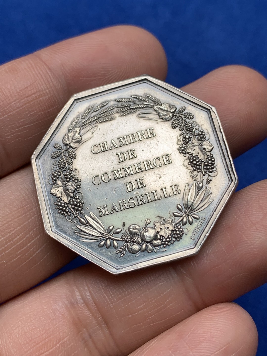 《竞宝斋》第157场-法国八角与章 专场！周日，周一，周四 3场 (全场包邮) 法国八角银质代币，马赛商会，18.28g，35mm，手指边铭