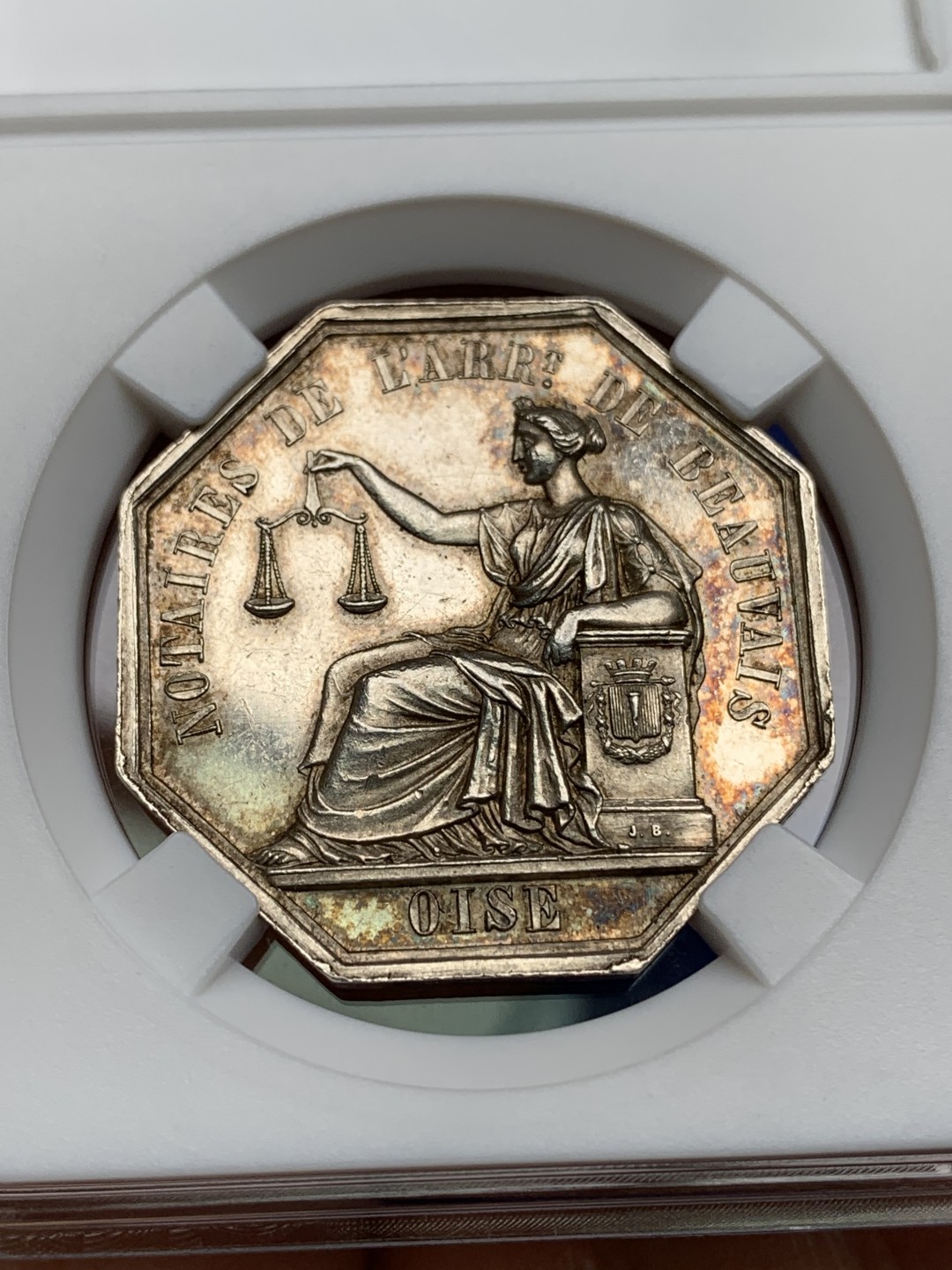 《竞宝斋》第157场-法国八角与章 专场！周日，周一，周四 3场 (全场包邮) 法国 八角银质代币 博韦地区公证人，15.18g，32mm，蜜蜂边铭，正面是手持天平的法官，坐在带有博韦城市徽章的柱子上，背面双蛇权杖和镜子由漂浮的丝带连接，交叉放置在橡木和云朵花环中央的两只紧握且容光焕发的手下，金黄包浆非常漂亮，且细节满满