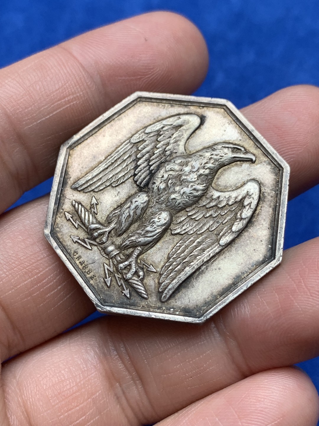 《竞宝斋》第157场-法国八角与章 专场！周日，周一，周四 3场 (全场包邮) 法国八角银质代币，雄鹰保险，引用拿破仑徽章的老鹰，21.49g，36.4mm，丰饶角边铭