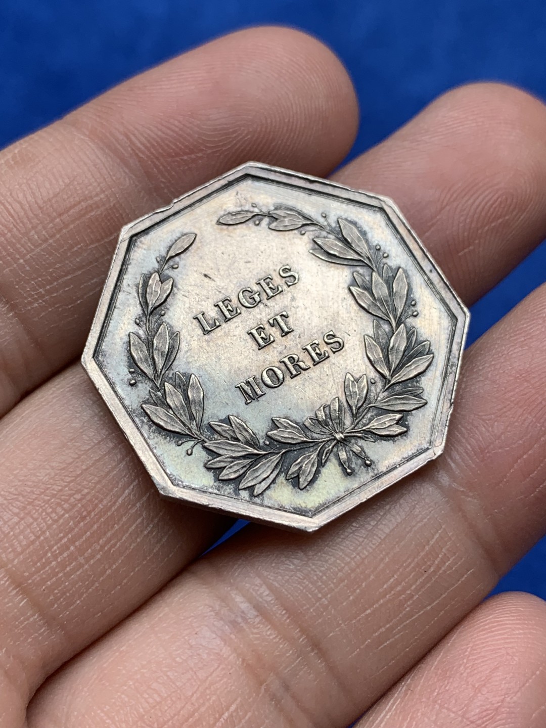 《竞宝斋》第157场-法国八角与章 专场！周日，周一，周四 3场 (全场包邮) 法国  八角银质代币 米尔斯地区公证人，11.88g，30mm，蜜蜂边铭，底板干净