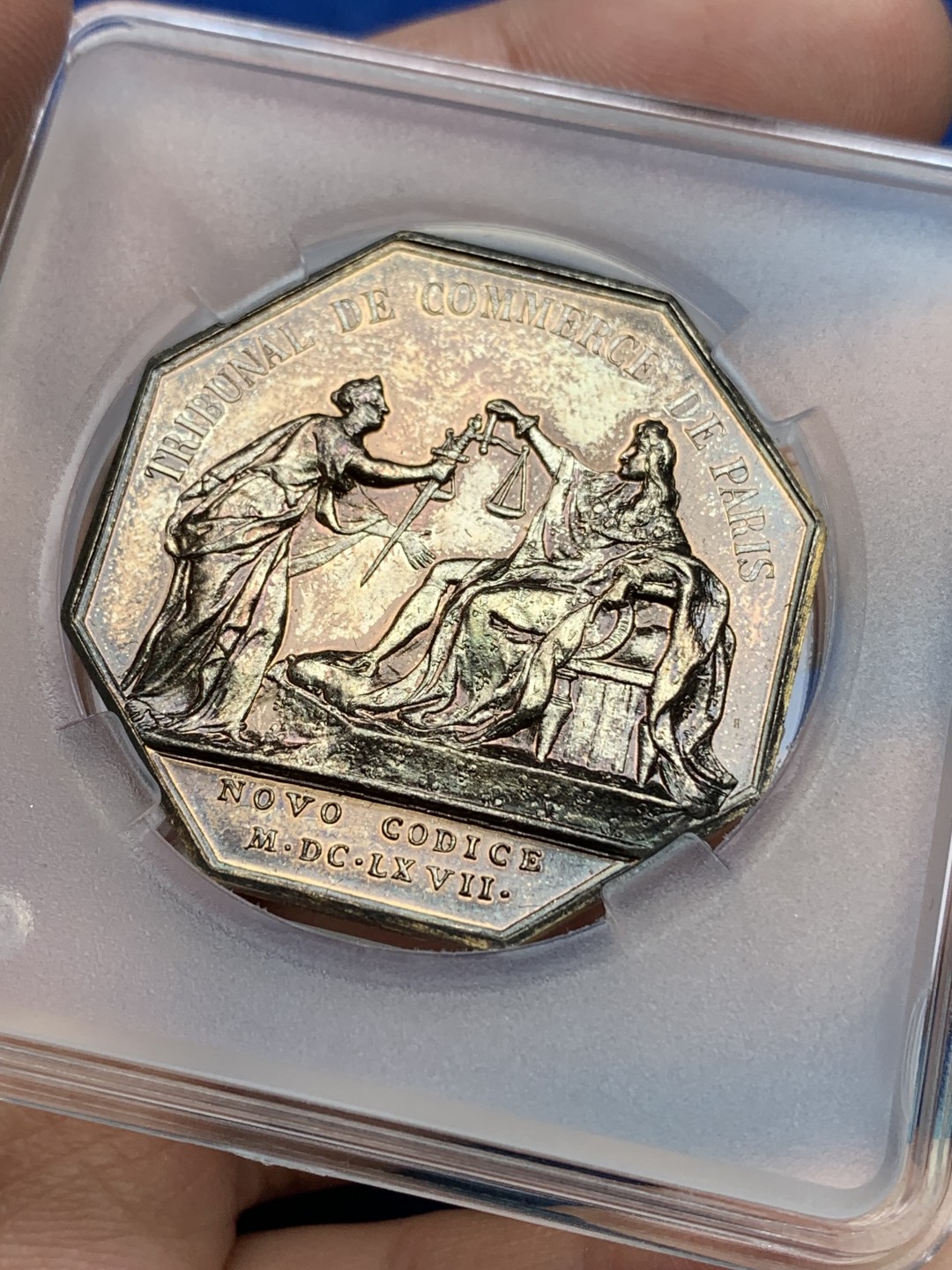 《竞宝斋》第157场-法国八角与章 专场！周日，周一，周四 3场 (全场包邮) 法国八角银质代币，巴黎法律和商业法庭，正面是米歇尔，16世纪法国律师、外交官，背面是正义女神向太阳王路易十四获取她的利剑和天平，25.47g，36.3mm，丰饶角边铭，镀金