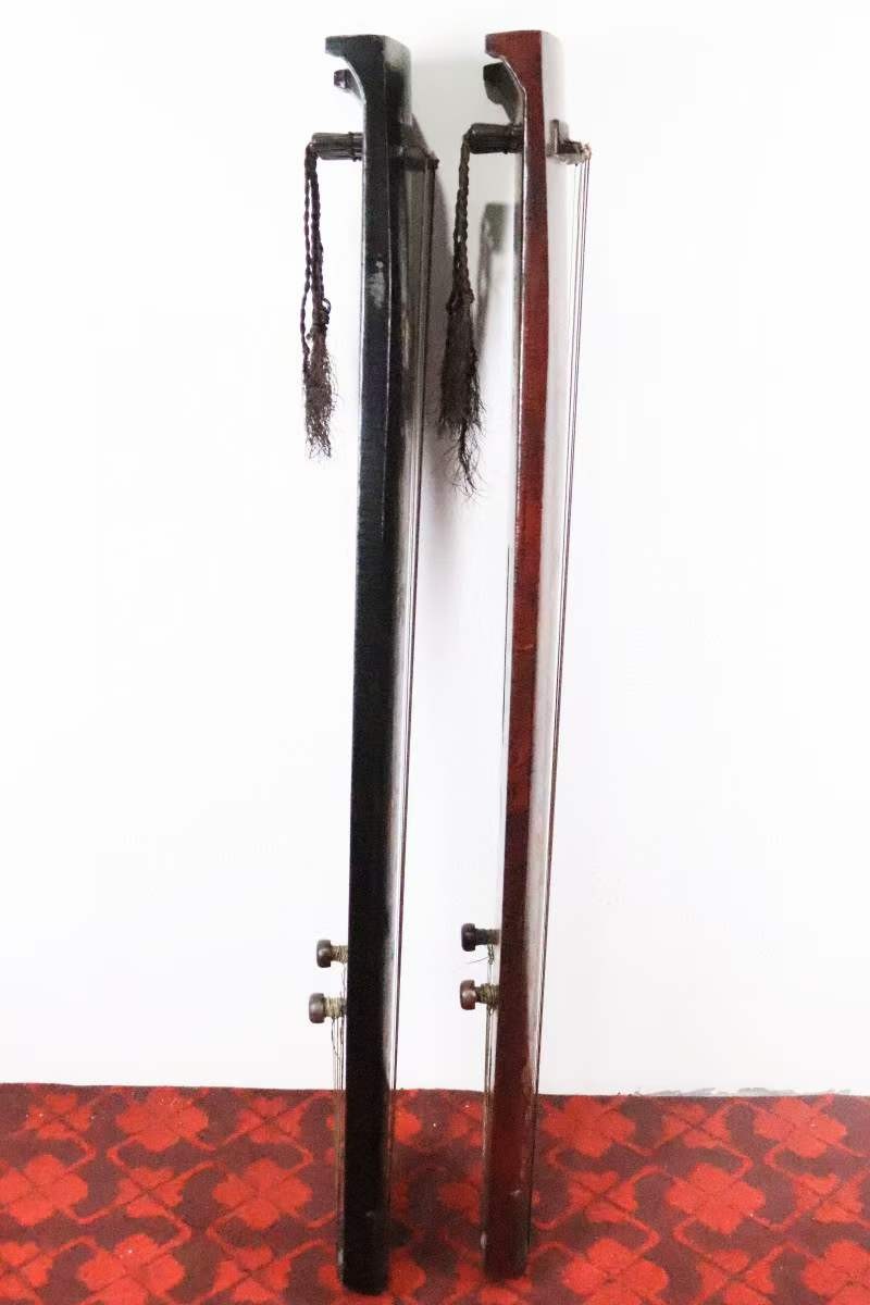 旧藏 明后期桐木《正合式古琴》，造型素静 大方 线条平滑，故被世人称做素琴 旧藏 明后期桐木《正合式古琴》，造型素静 大方 线条平滑，故被世人称做素琴