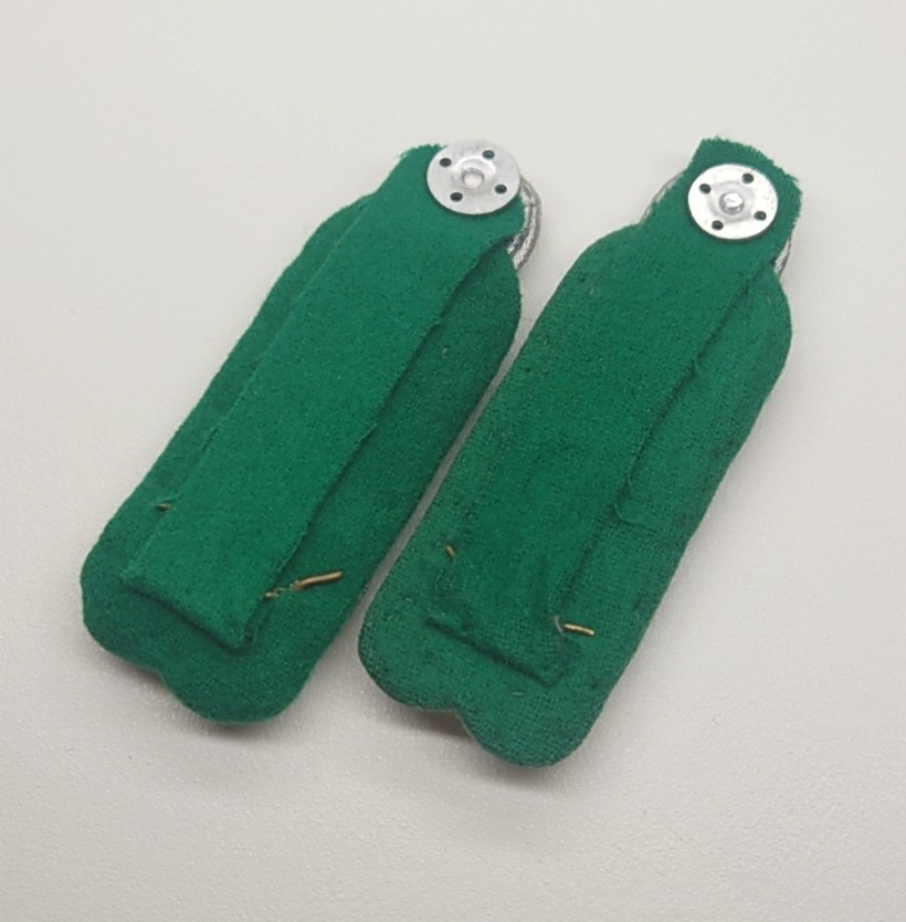 交易所2023-4-22群拍 东德肩章一副