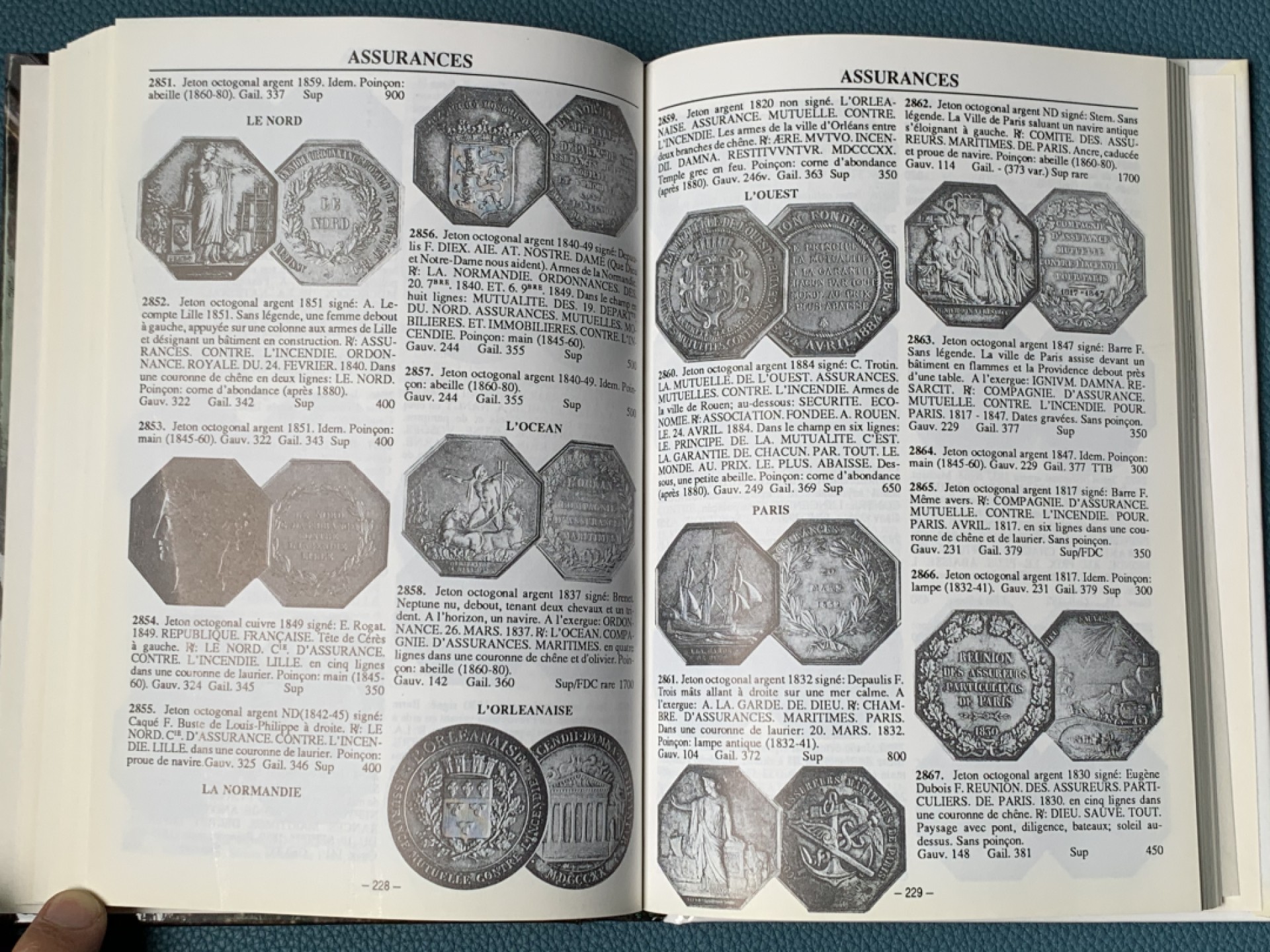 《竞宝斋》第157场-法国八角与章 专场！周日，周一，周四 3场 (全场包邮) 法国 1991年 JETONS 代币目录 所见最新版本 版别详尽 厚达349页 一本在手 八角我有 权威绝版目录 都是全新的 多本随机发