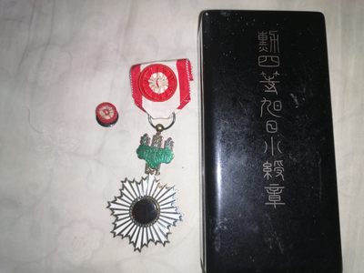 苏/日章略盒混拍 - 日本白字版四级旭日勋略加盒略