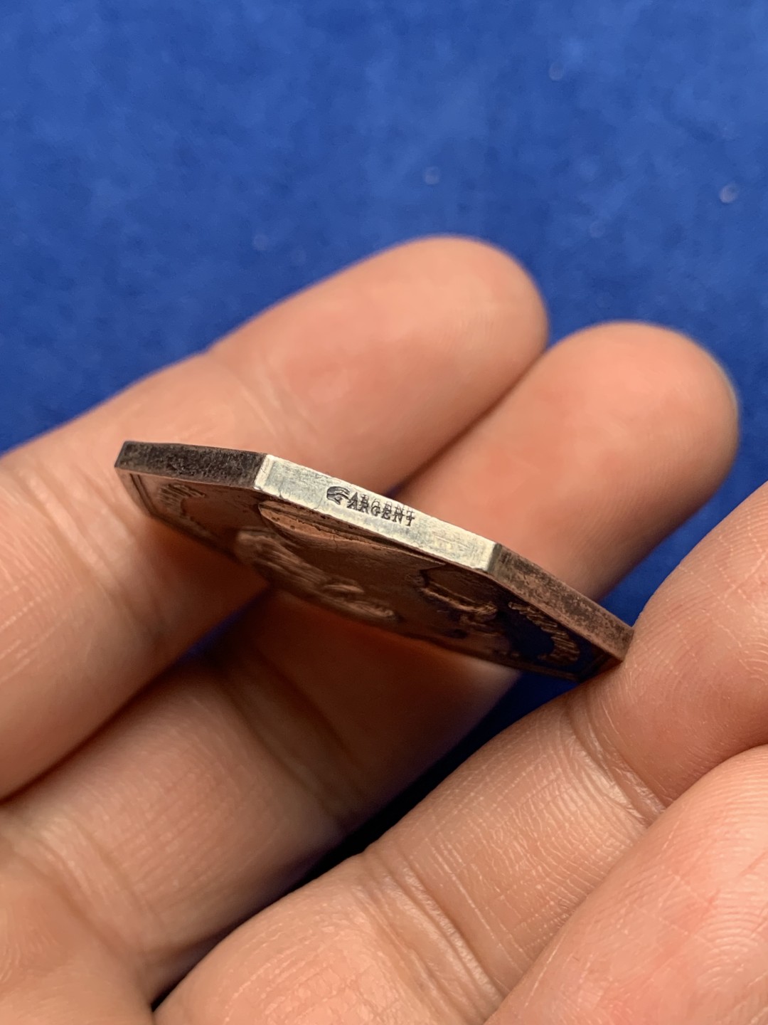 《竞宝斋》第157场-法国八角与章 专场！周日，周一，周四 3场 (全场包邮) 法国八角银质代币，马赛商会，18.28g，35mm，手指边铭