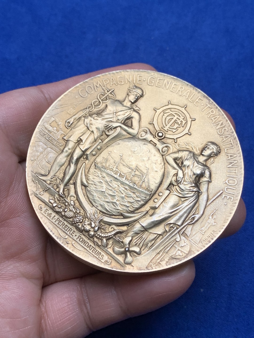 《竞宝斋》第157场-法国八角与章 专场！周日，周一，周四 3场 (全场包邮) 法国镀金银章，跨大西洋运输公司，航海和商业之神围绕着一艘椭圆的船，船停在锚上，女神后面是大西洋彼岸纽约的自由女神，167.59g，68mm，密涅瓦银标