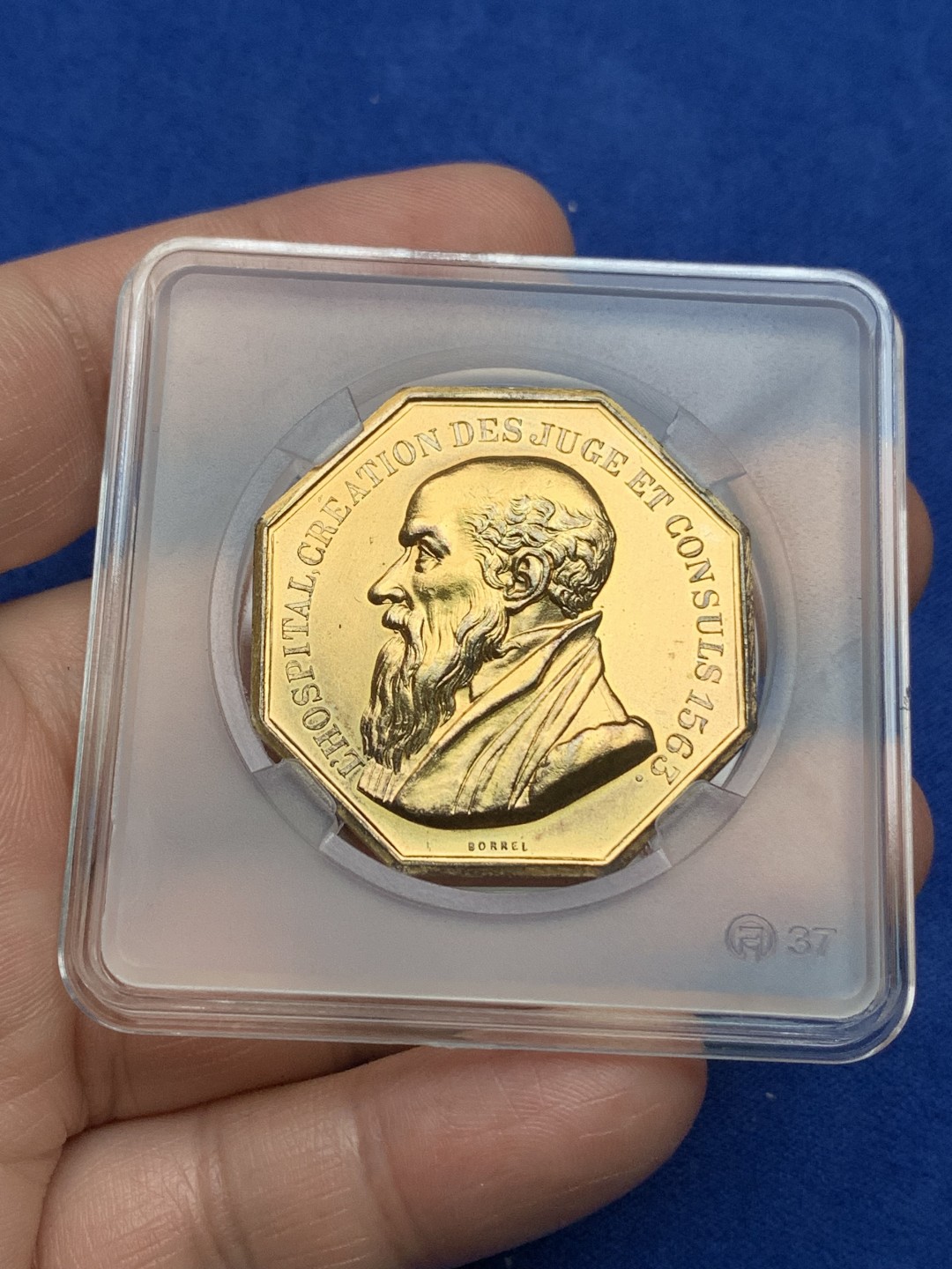 《竞宝斋》第157场-法国八角与章 专场！周日，周一，周四 3场 (全场包邮) 法国八角银质代币，巴黎法律和商业法庭，正面是米歇尔，16世纪法国律师、外交官，背面是正义女神向太阳王路易十四获取她的利剑和天平，25.47g，36.3mm，丰饶角边铭，镀金