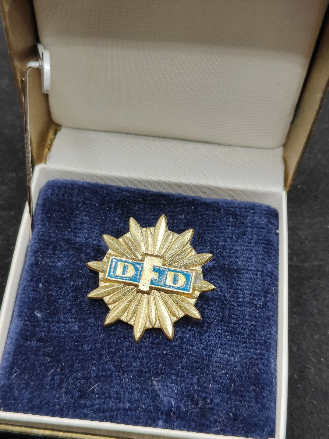 全场0元起拍 第50期 咸鱼国勋章拍卖专场 4月26日（周三）下午6：00开始 东德民主妇女联盟奖章 金级