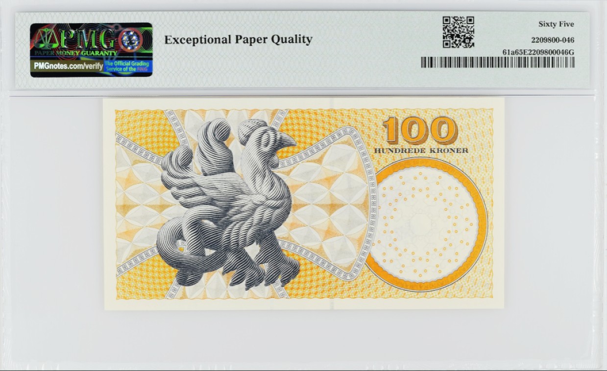 《张总和朋友们收藏》五一特别场——外币精品场 丹麦2002年Pick-61a第一签名100克朗PMG65E无47号码不错 低评了 居中很好的，丹麦作曲家尼尔森，背面半蛇半鸡的石头浮雕