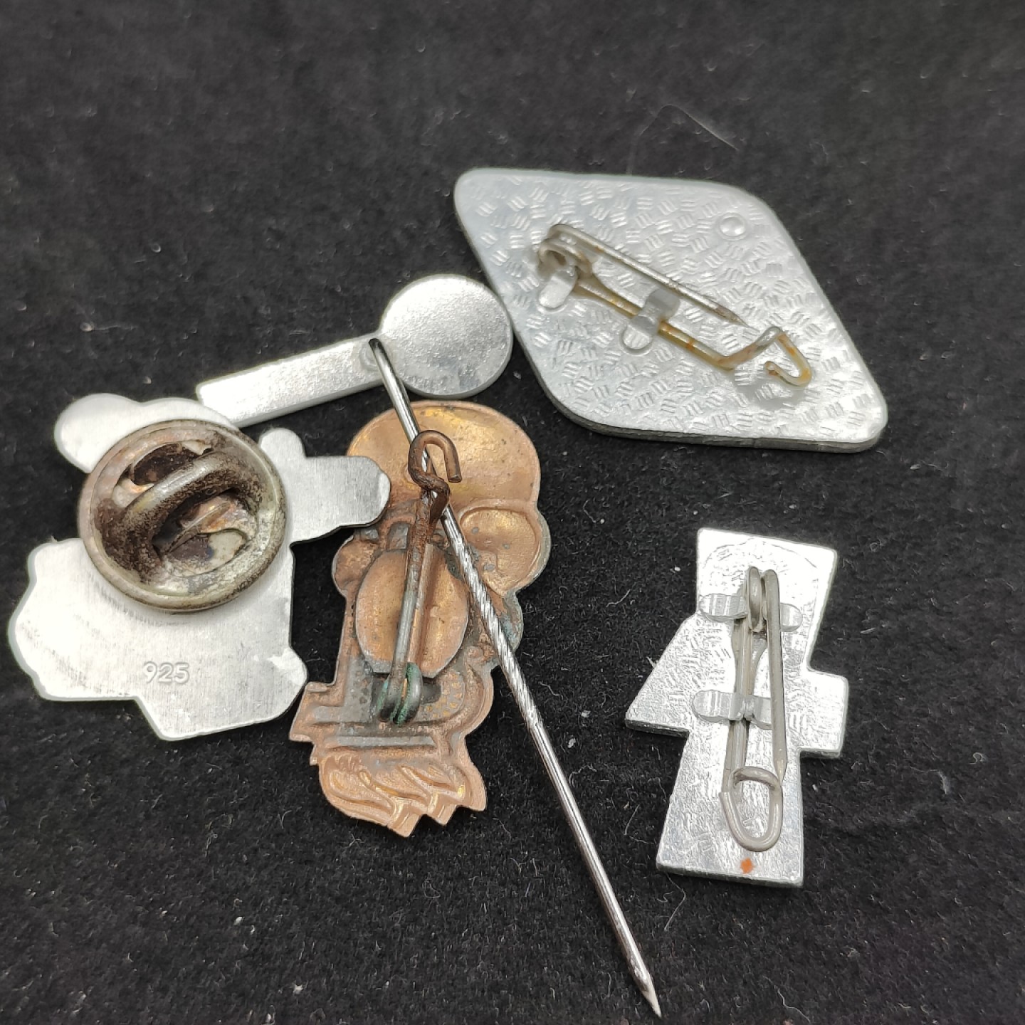 全场0元起拍 第50期 咸鱼国勋章拍卖专场 4月26日（周三）下午6：00开始 东德徽章一组 其中一枚为银制